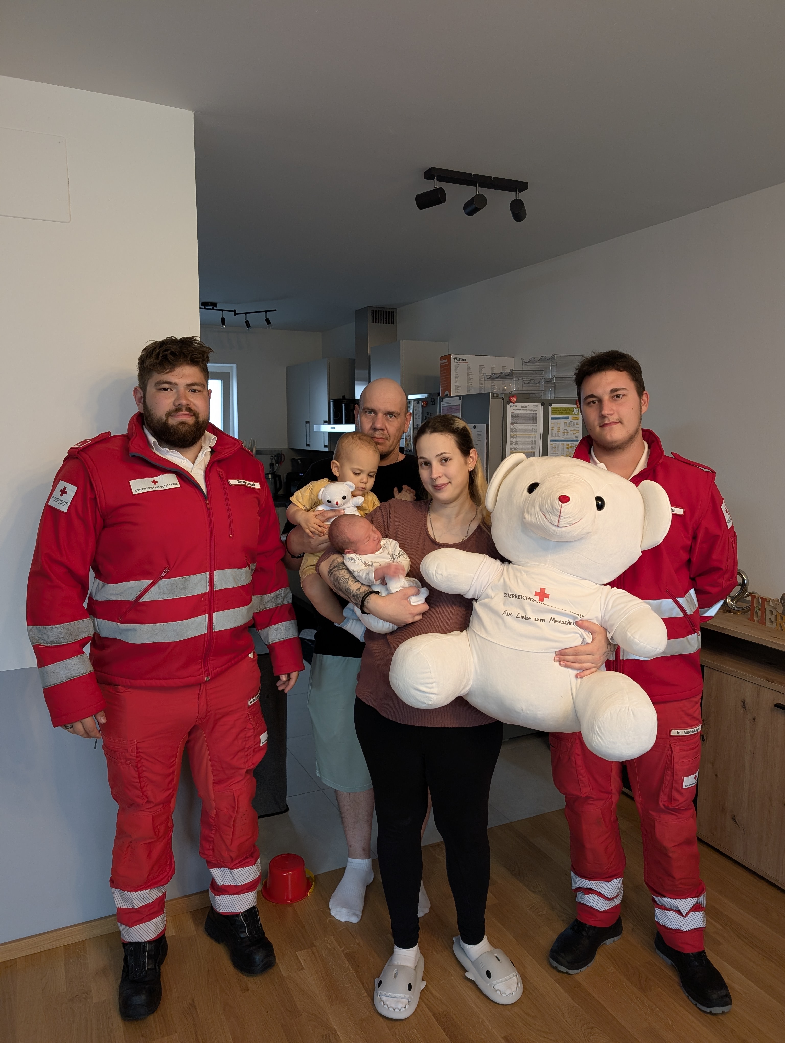 © RK NÖ/Atzenbrugg Gruppenfoto der Familie und RK-Mitarbeiter:innen