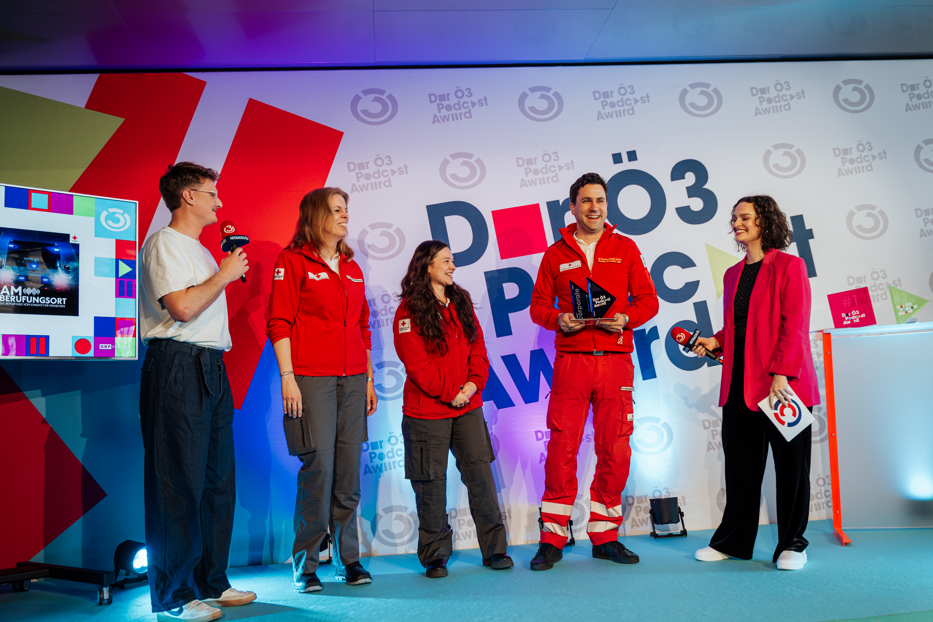 Preisübergabe auf der Bühne.