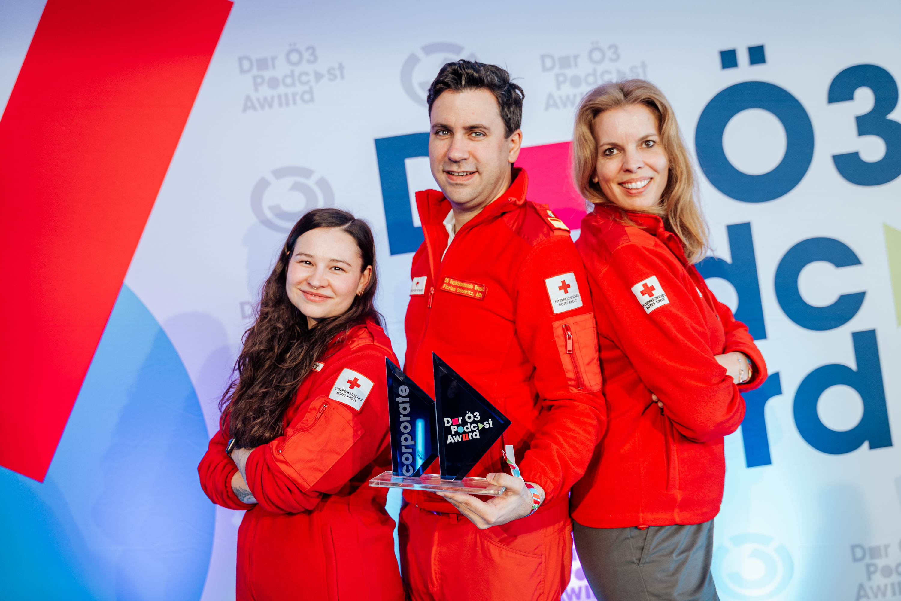 Dreier Foto auf der Bühne von genannten Personen.