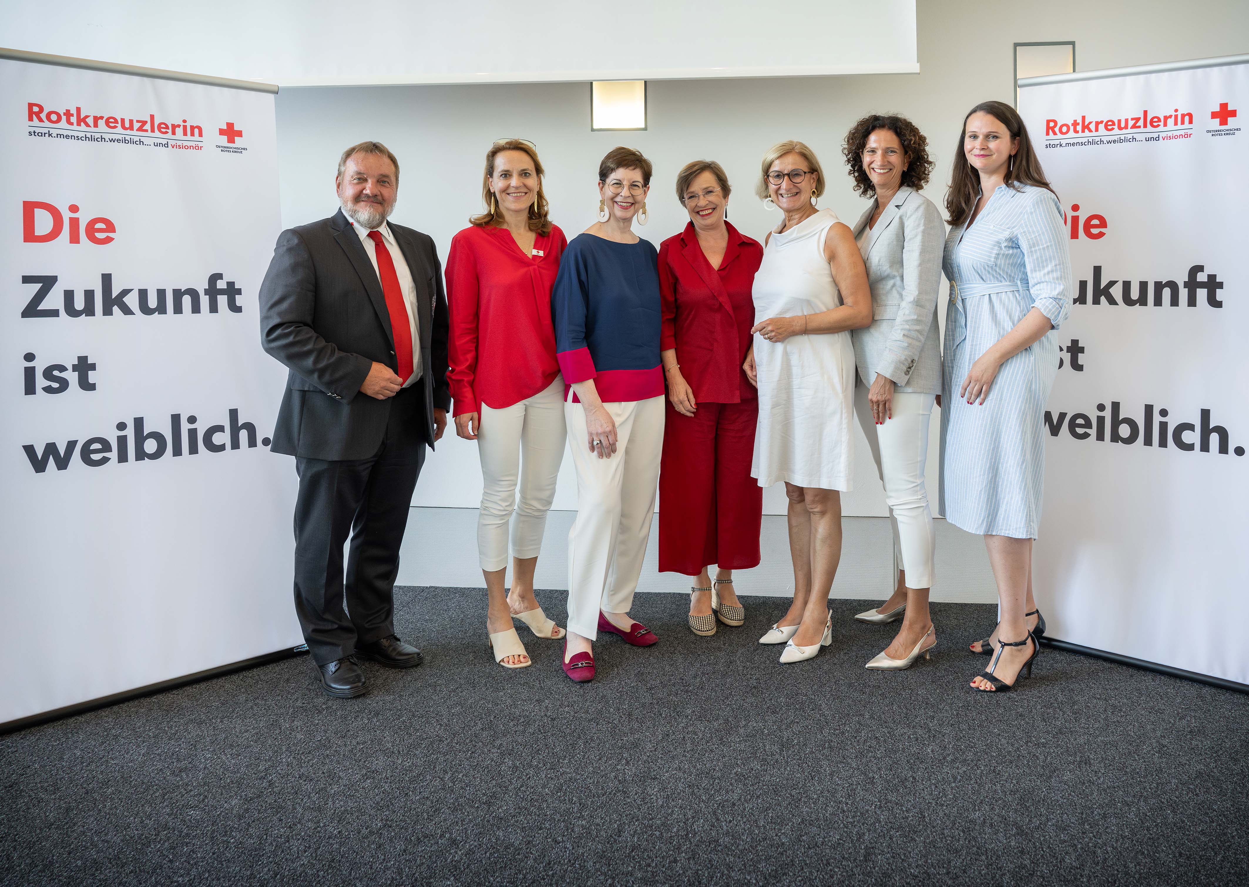 © NLK Khittl Gruppenfoto vom Auftaktevent zur Rotkreuzlerin