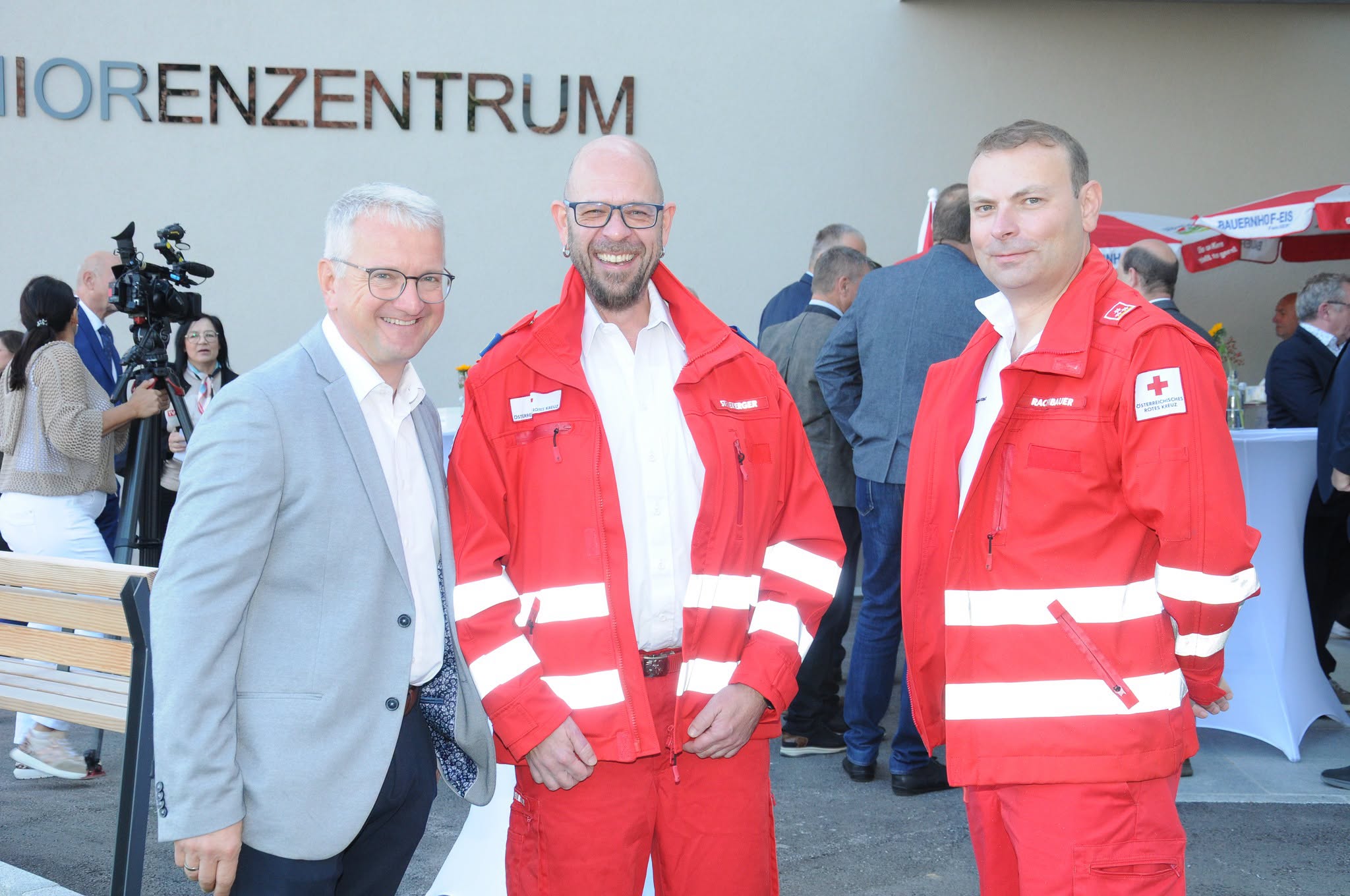 Foto © SHV Braunau: Von links: Direktor der Landesmusikschule Altheim Franz Hartl, Ortsstellenleiter Martin Steinerberger und RD-Dienstführender Martin Rachbauer.