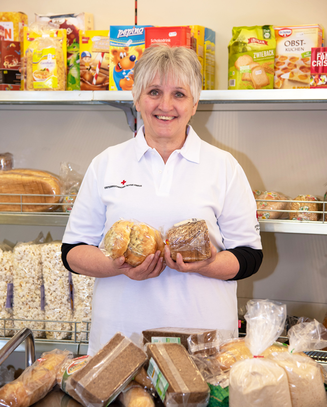 Rotkreuz-Markt-Mitarbeiterin mit frischen Brotwaren