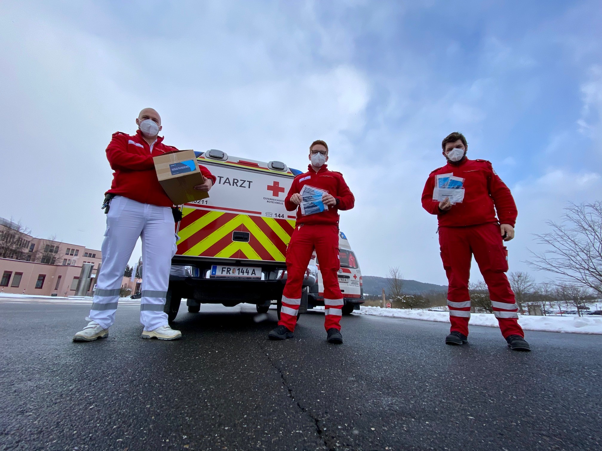 3 Mitarbeiter mit Starlim-Silikonmaskenbändern - © ÖRK/Hamberger Starlim Bänder