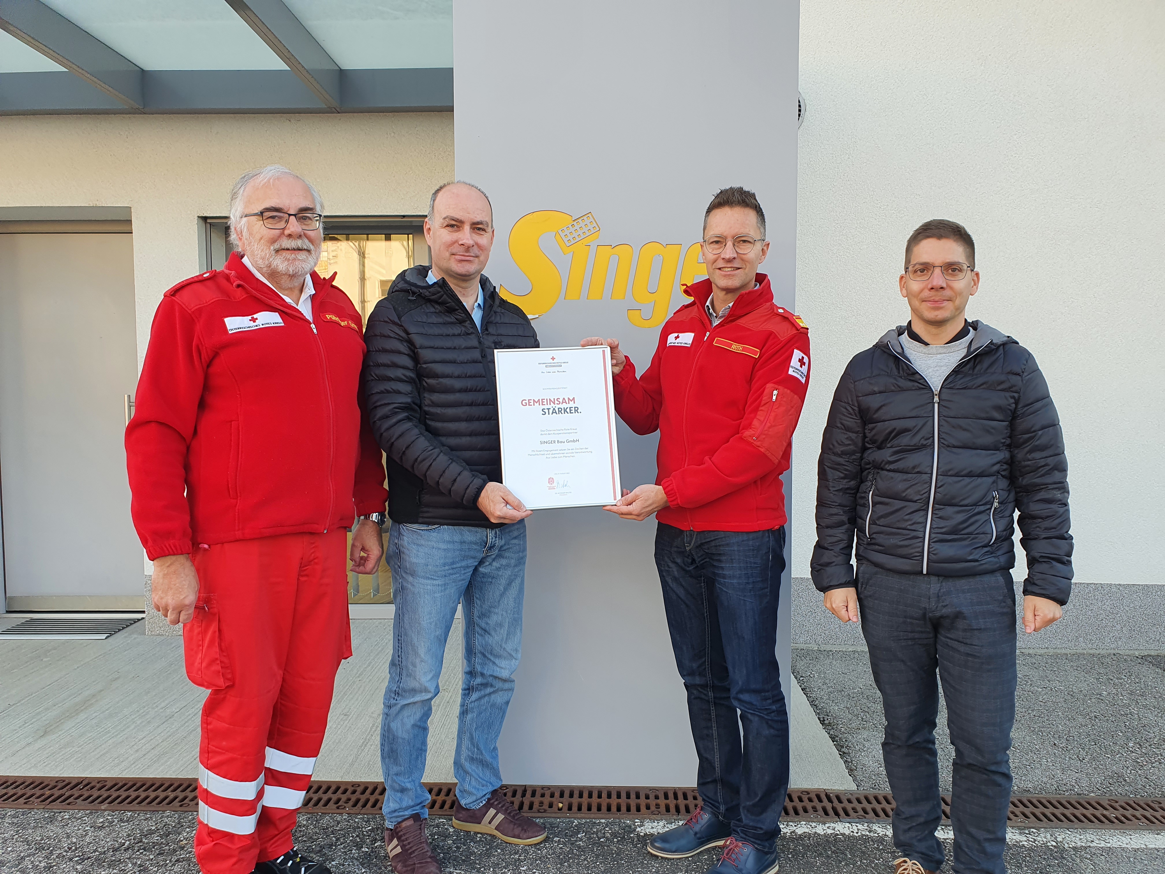 Ortsstellenleiter Ing. Ernst Pühringer, Geschäftsführer Baumeister Ing. Ulrich Gutenthaler, Bezirksgeschäftsleiter Gerald Roth und Prokurist Fritz Lamplmayr bei der Übergabe der „Gemeinsam stärker“-Urkunde