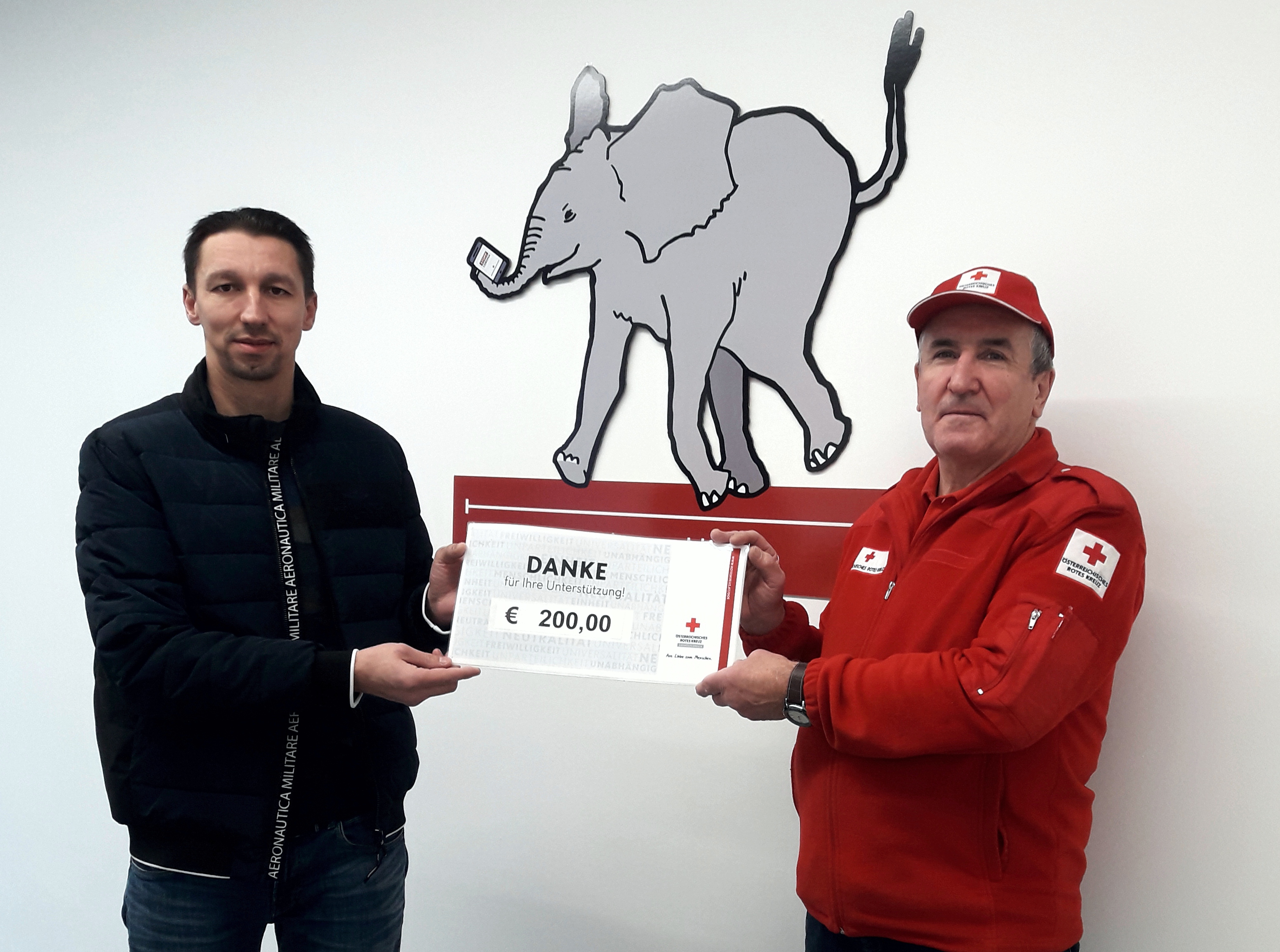 Admir Hodzic Firma Nironorm und Josef Würzlhuber Rotkreuz-Markt-Mitarbeiter