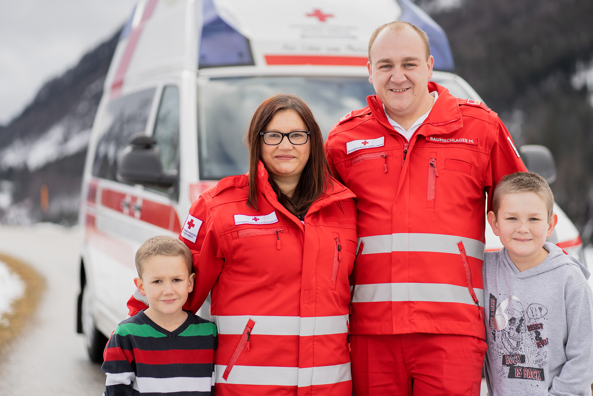 © Sarah Kreutzhuber Familie Baumschlager steht vor einem Rettungswagen