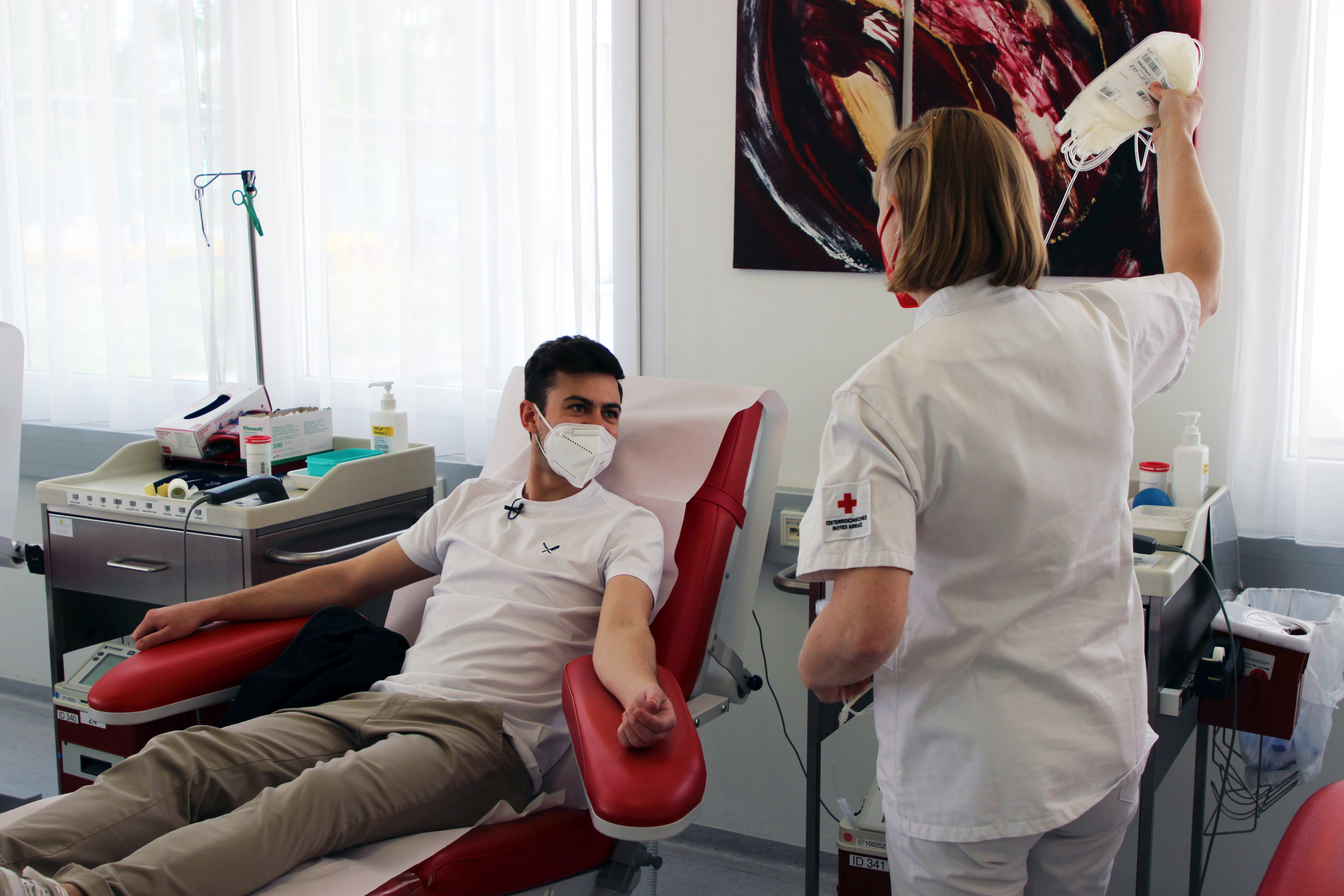 Ö3-Moderator Phillipp Bergsmann beim Blutspenden