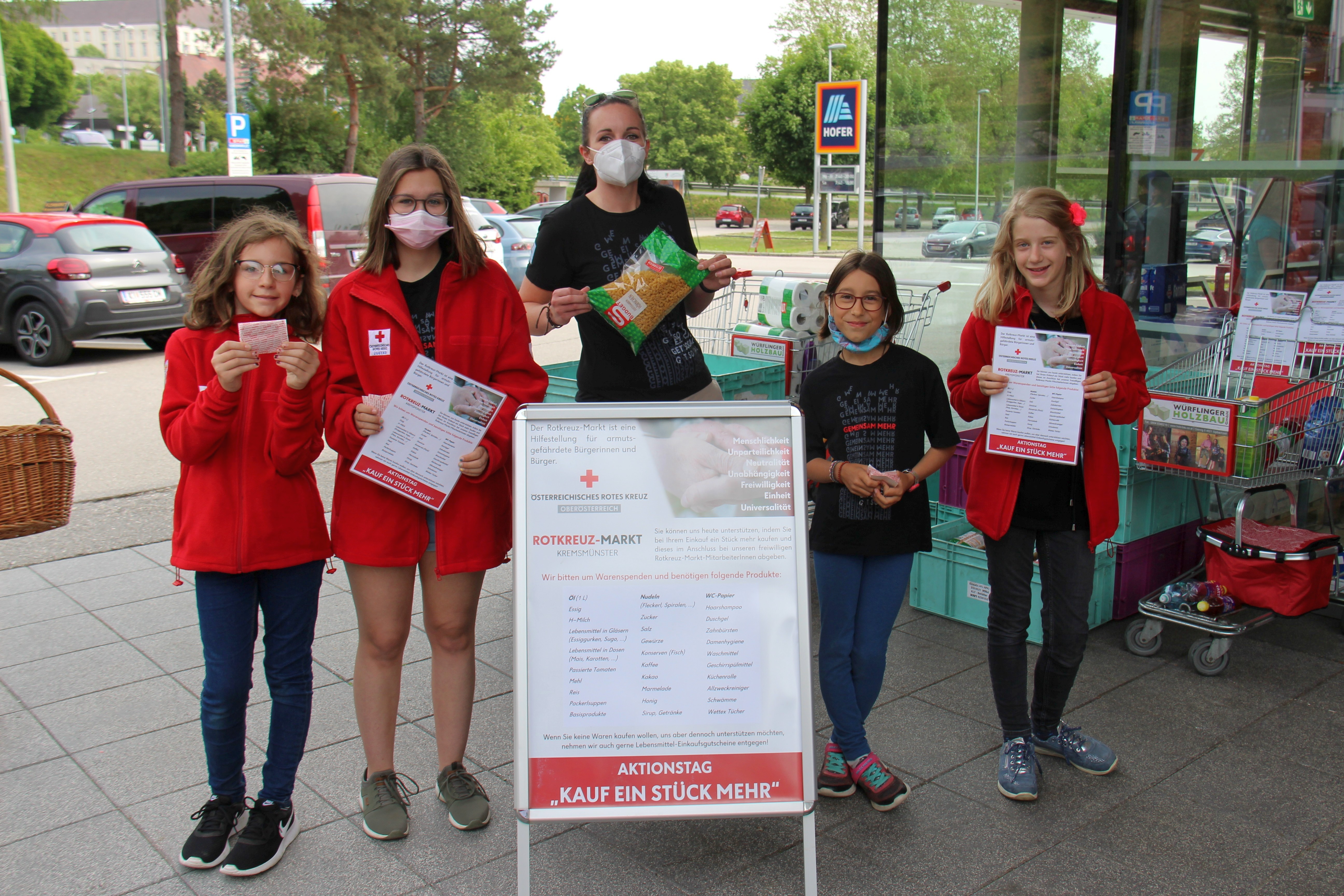 Rotkreuzmitarbeiter beim Waren sammeln