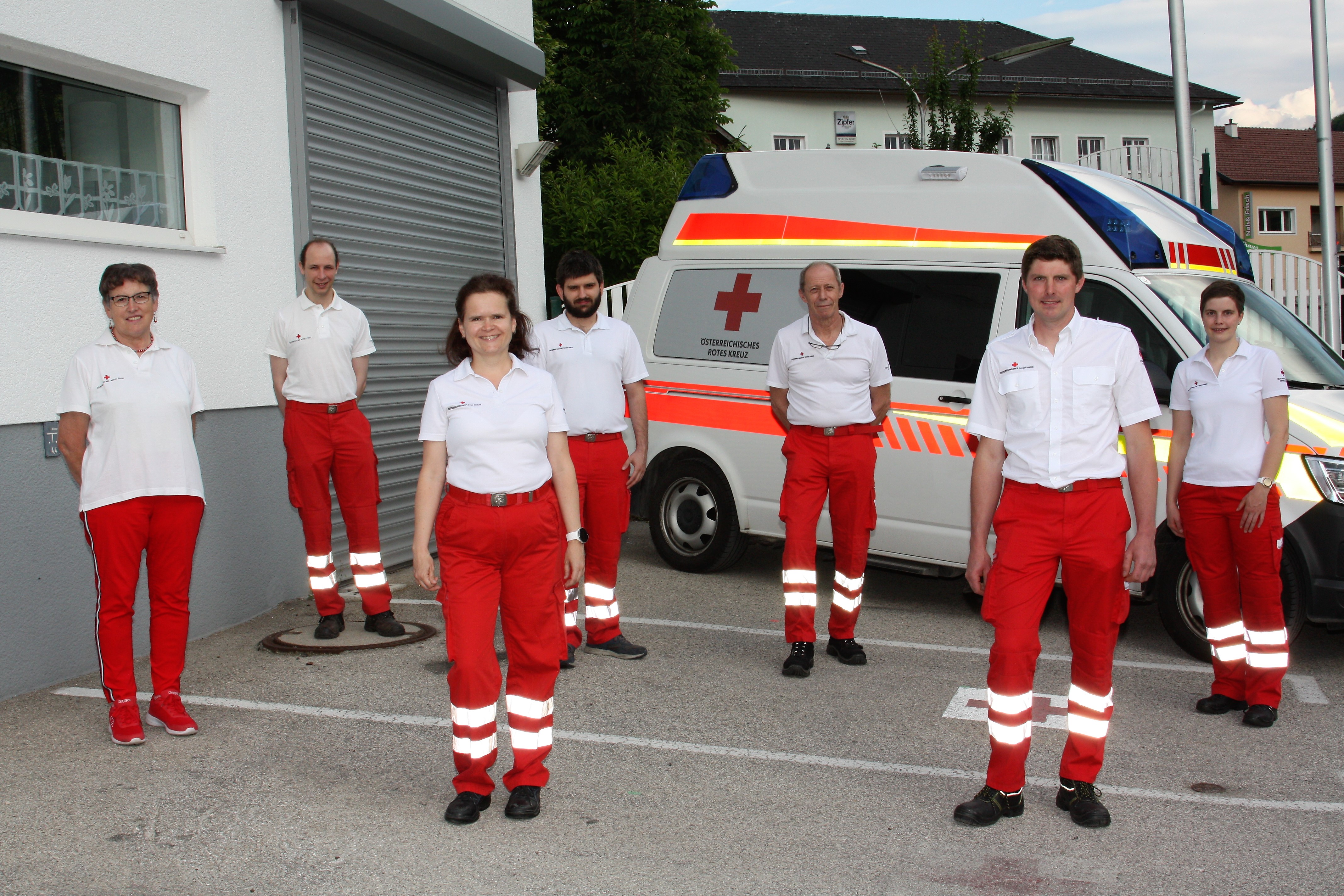 Mitglieder des Ortsausschusses vor dem Rettungsauto