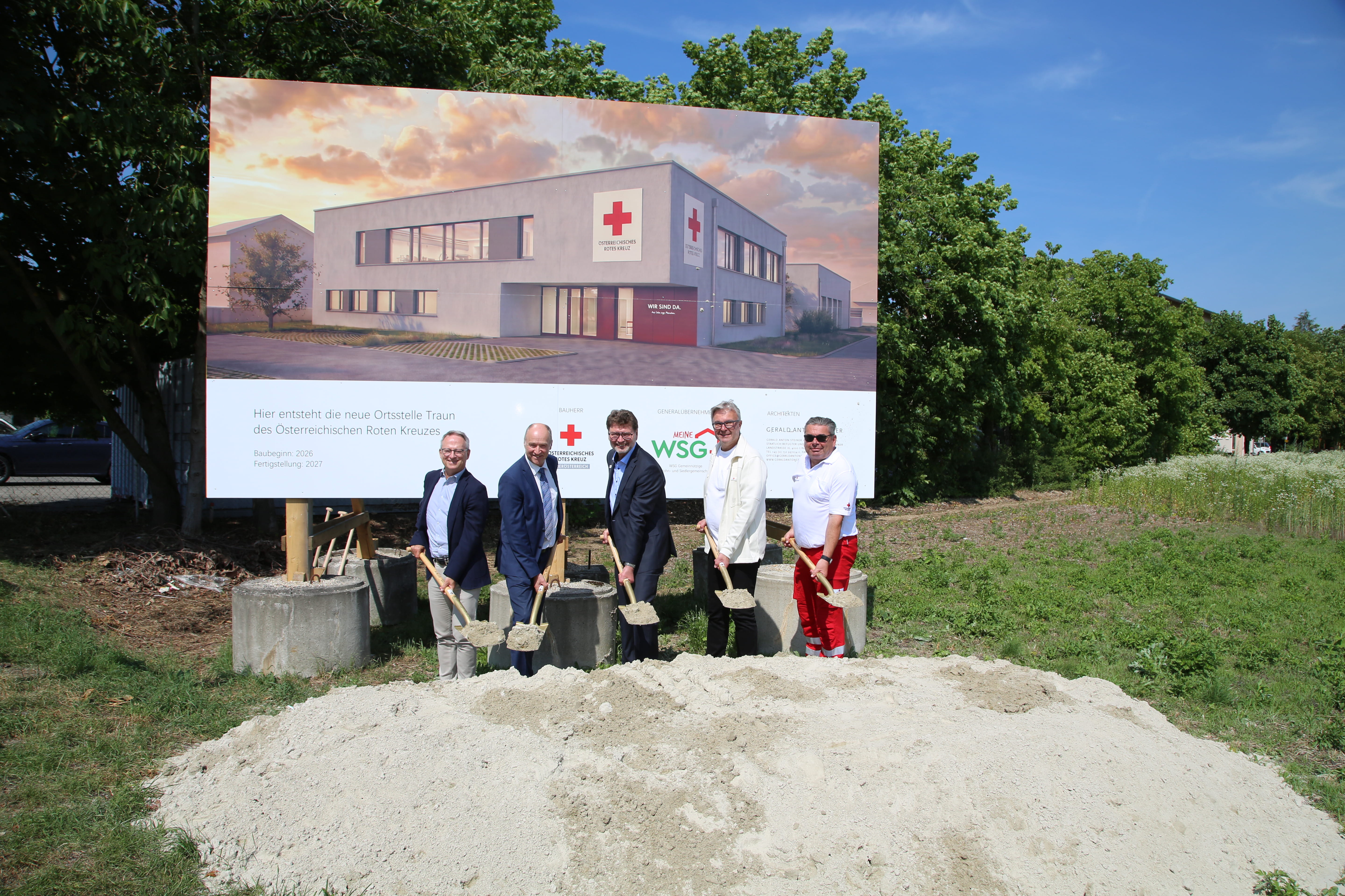 v.l.n.r.: Dir. Mag. Erich Haneschläger, Landesgeschäftsleiter OÖ. Rotes Kreuz, Mag. Manfred Hageneder, Bezirksstellenleiter, Rotes Kreuz Linz-Land, Dipl.Päd. Gottfried Hirz, Präsident OÖ Rotes Kreuz,  Dir. Mag. Thomas Märzinger, Landesgeschäftsleiter-Stv. OÖ. Rotes Kreuz, Wolfgang Eisner Bezirksrettungskommandant Stv. und Dienstführender Traun