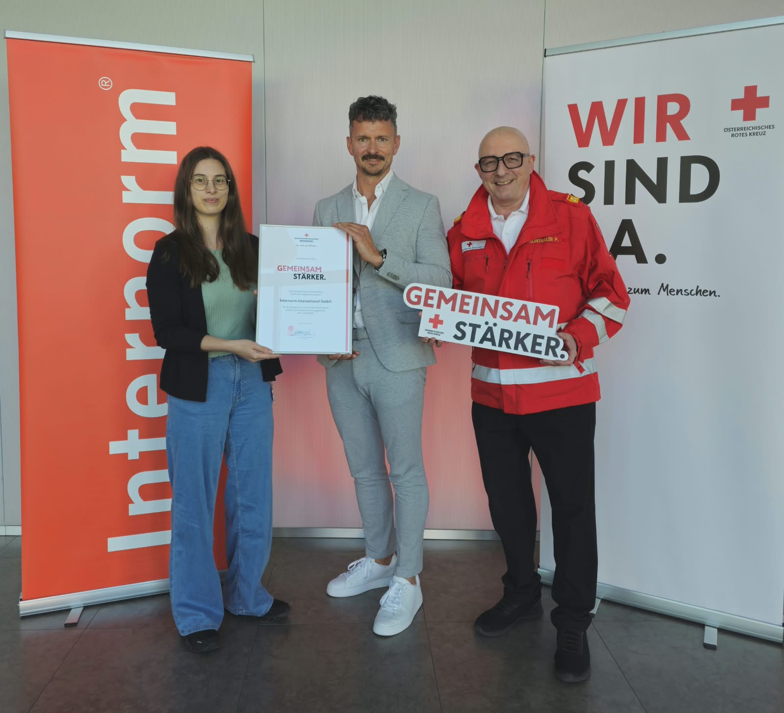 Gruppenbild mit den Kooperationspartnern von Internorm