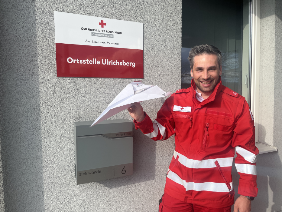 Andreas Thaller vor der Ortsstelle in Ulrichsberg