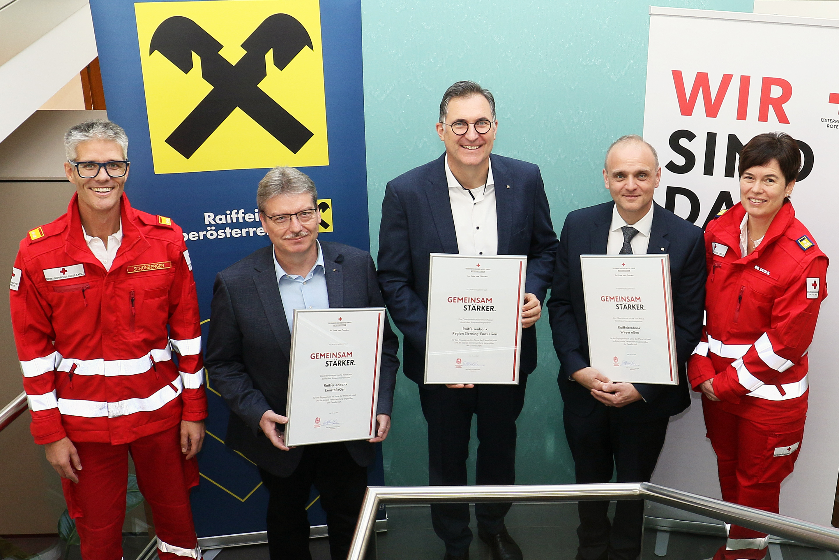Bildtext: Rotkreuz-Bezirksstellenleiterin Dr. Barbara Spöck (1.v.re.) konnte gemeinsam mit Bezirksgeschäftsleiter Stephan Schönberger (1.v.li.) die Partnerurkunden an Direktor Rudolf Niederhofer (2.v.li.), Vorstandsvorsitzenden Martin Pree (3.v.li.) sowie Geschäftsleiter Manfred Schmatz (4.v.li.) von den Raiffeisenbanken übergeben. OÖRK/Gressenbauer