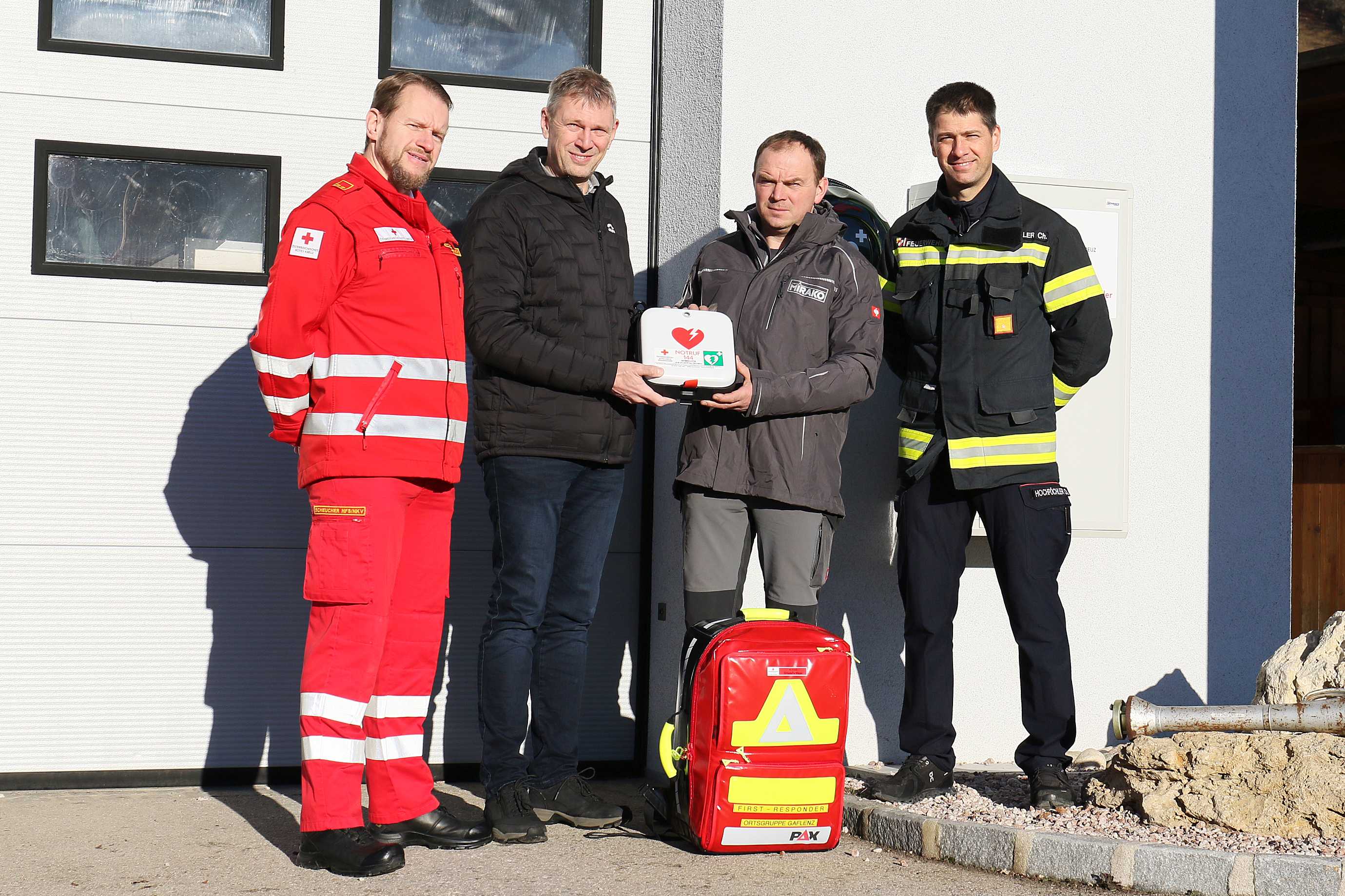 Ukoop mit MIRAKO - © OÖRK/Schönberger Übergabe des Defibrillators in Gaflenz
