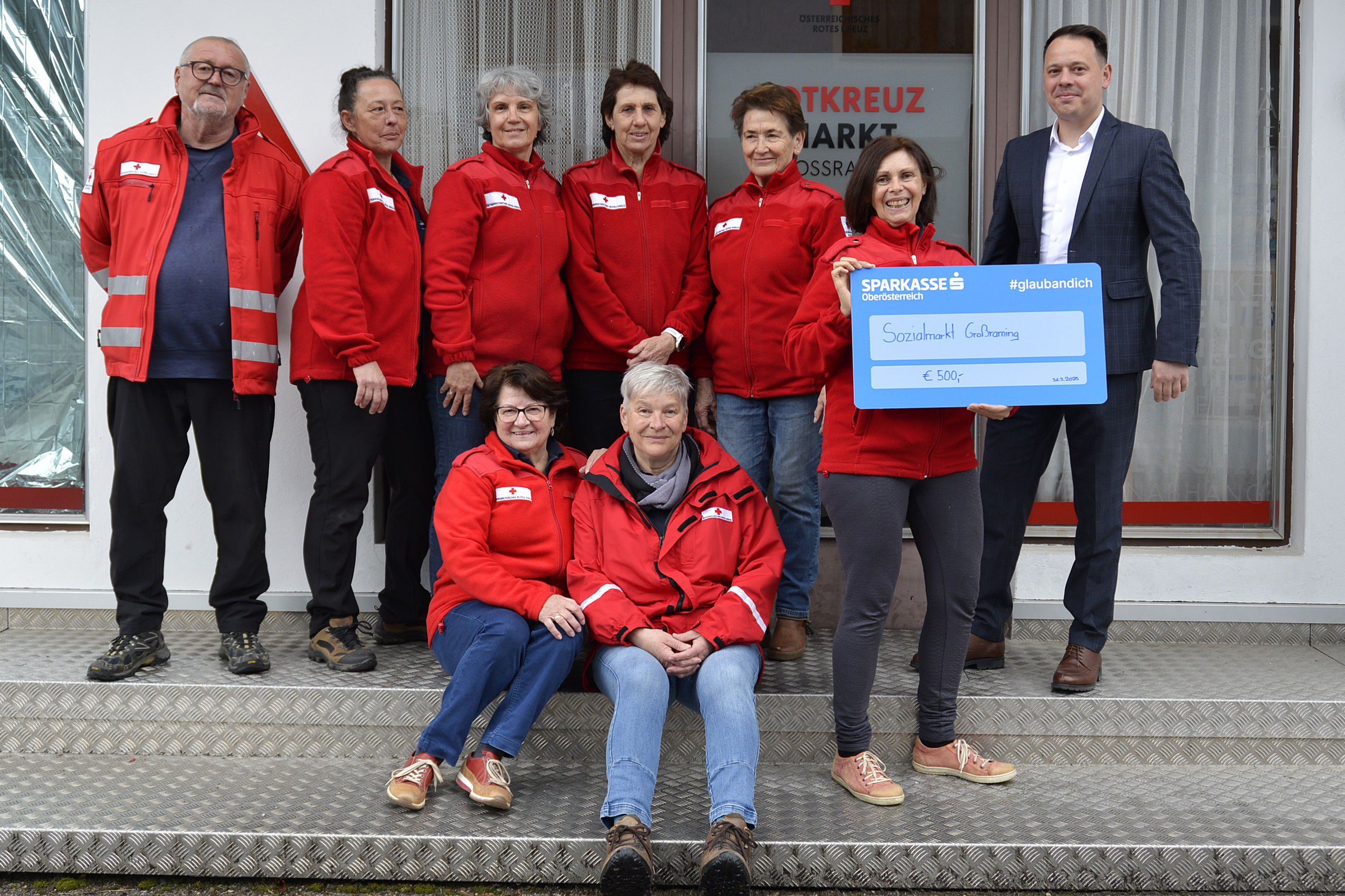 Spendenübergabe Sparkasse Großraming - © OÖRK Spendenübergabe Sparkasse Großraming