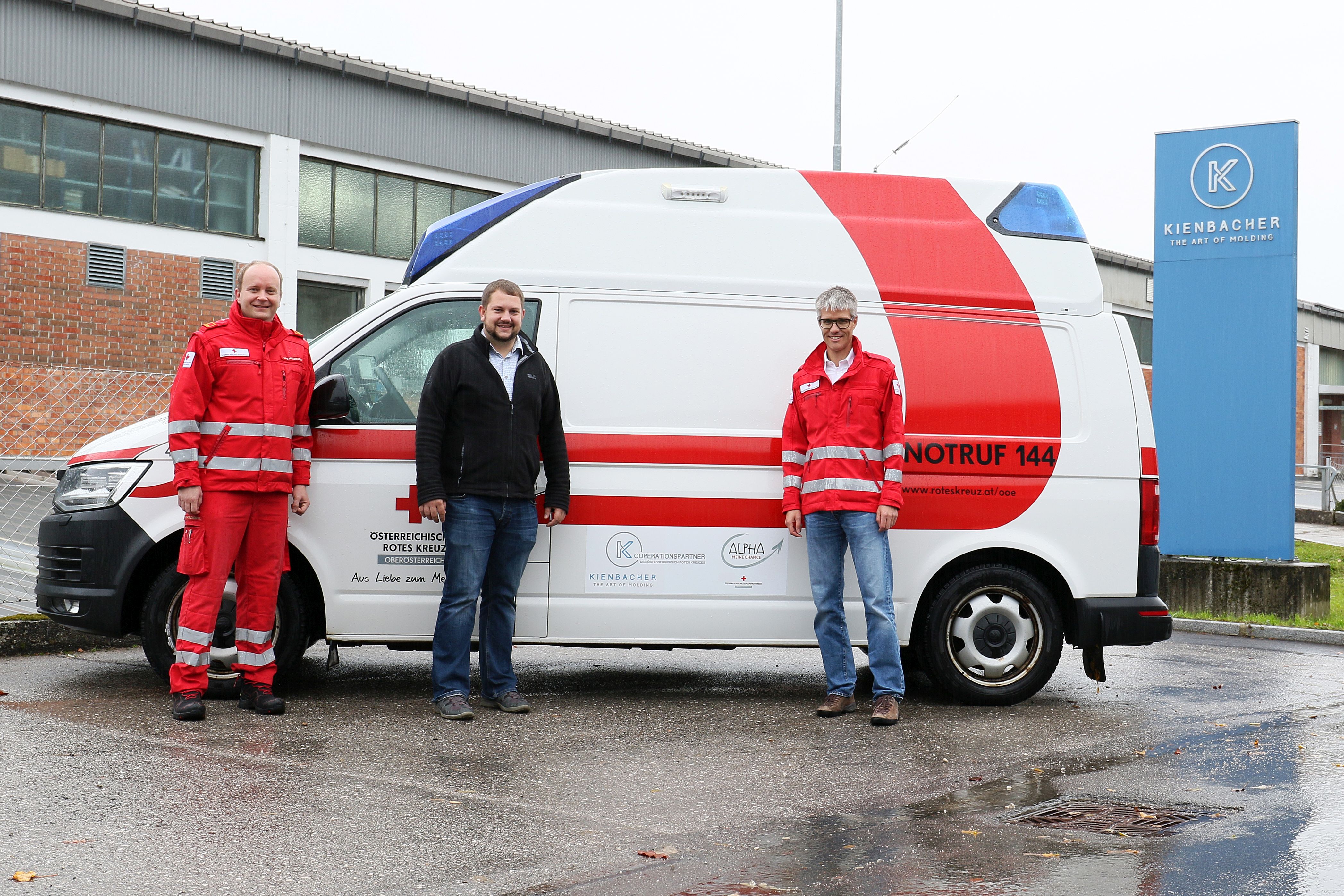 Unternehmenskooperation mit Fa. Kienbacher - © OÖRK/Hofstätter Rettungsauto der Ortsstelle Bad Hall mit Beklebung Fa. Kienbacher