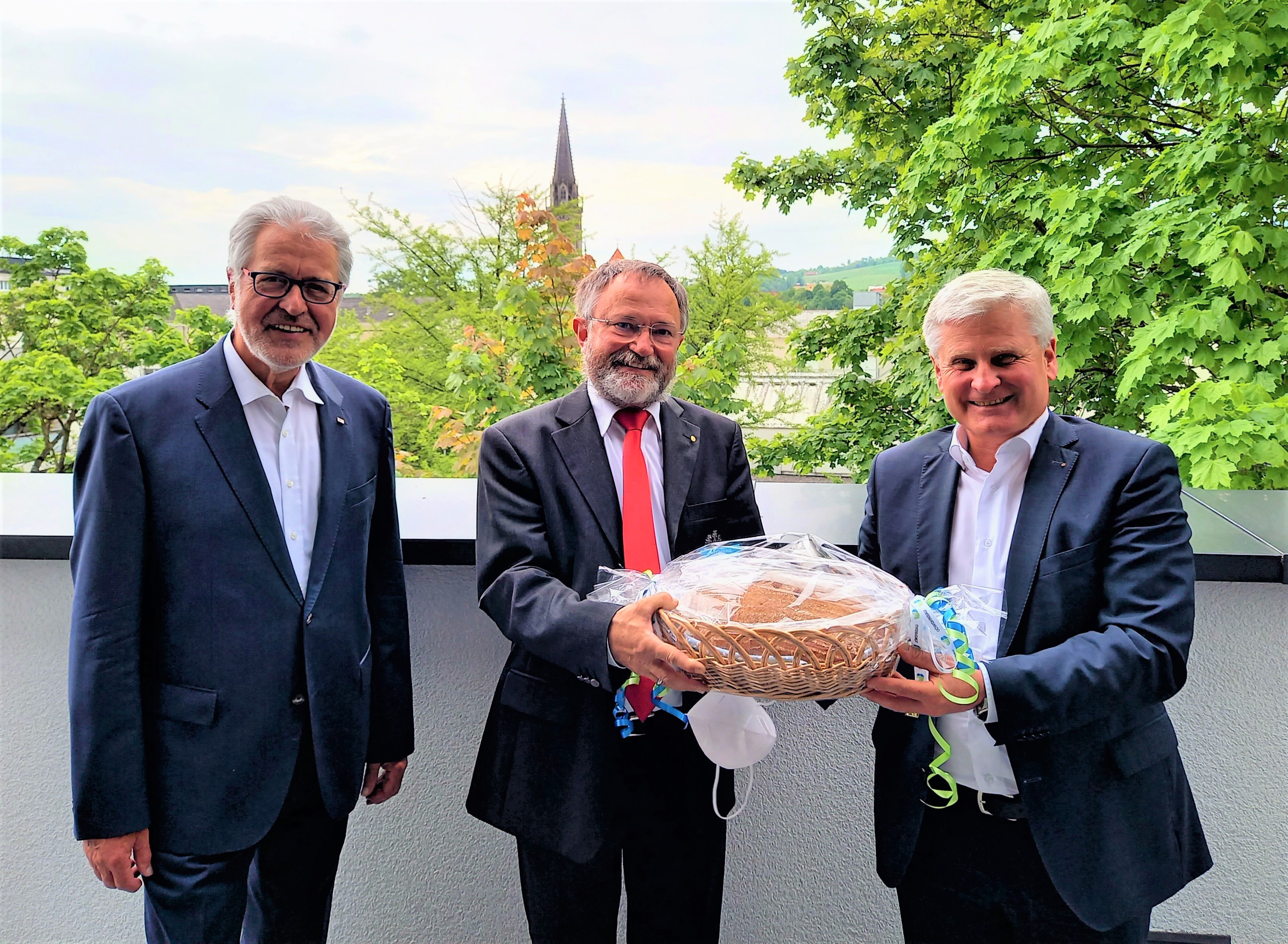 Traditionelle Übergabe Korb mit Brot und Salz - © Bezirksstelle Steyr-Stadt Traditionelle Übergabe Korb mit Brot und Salz