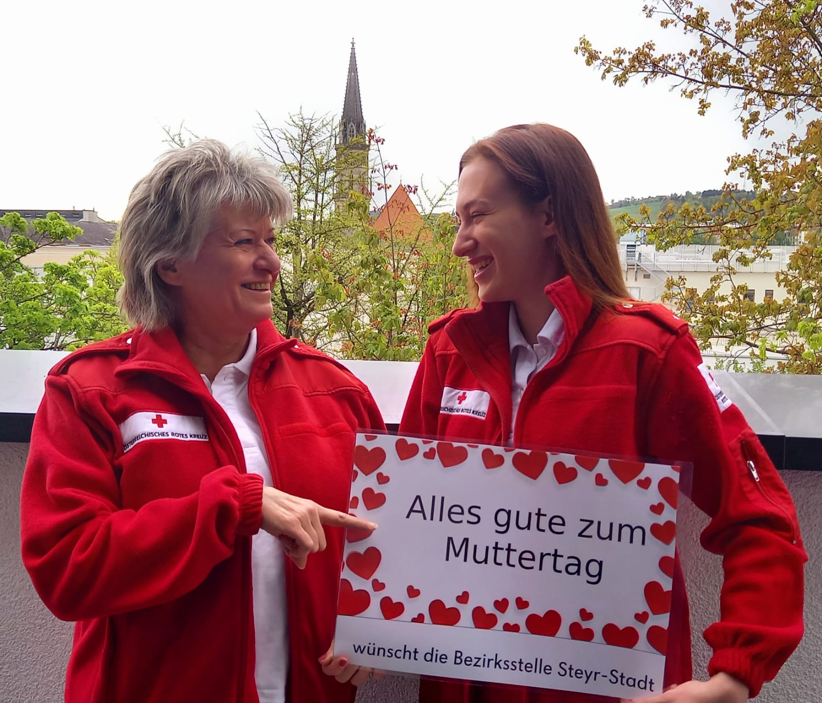 Mutter und Tochter Viktoria R. und Viktoria R. (Namensgleichheit) sind Teil der Rotkreuzfamilie. - © OÖRK / E. Leitner Mutter und Tochter Viktoria R. und Viktoria R. (Namensgleichheit) sind Teil der Rotkreuzfamilie.