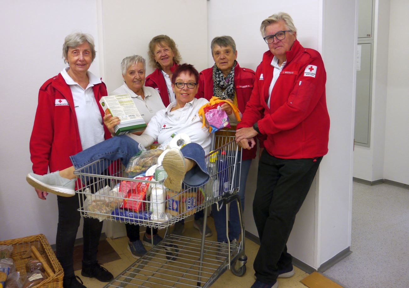Mitarbeiter:innen des Rotkreuz-Lebensmittelmarktes