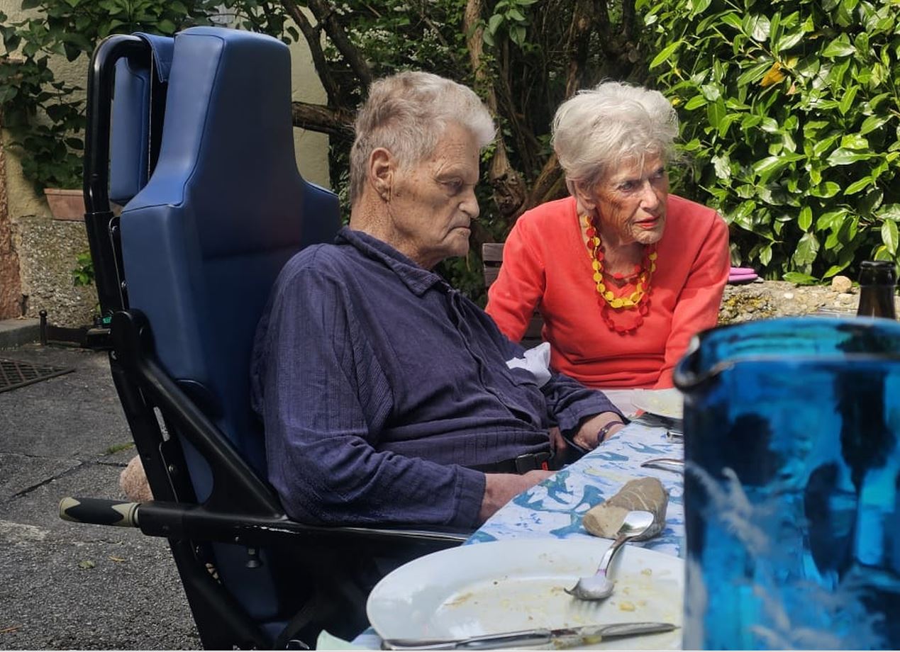 Marlene und Gerhard Krisper beim Kaffee trinken im Garten