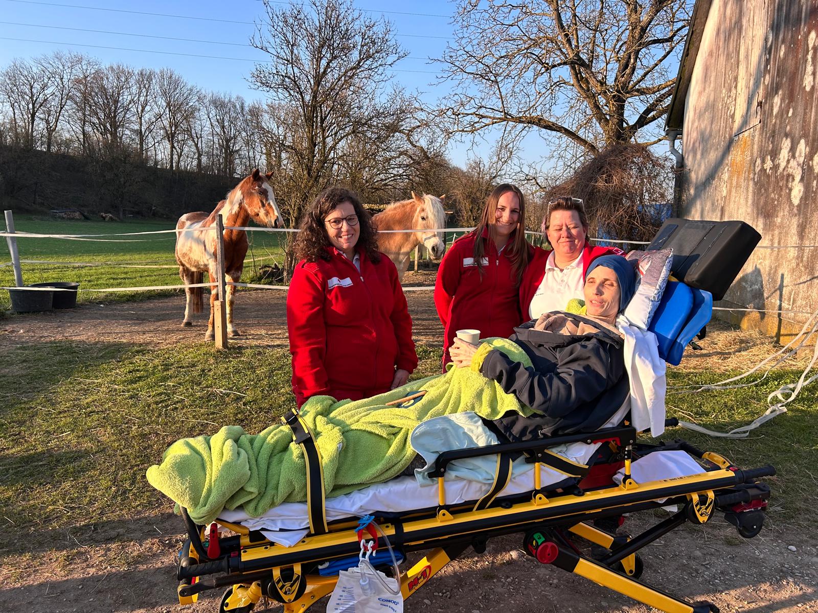 RK-Mitarbeiterinnen mit Wunschmobilklientin