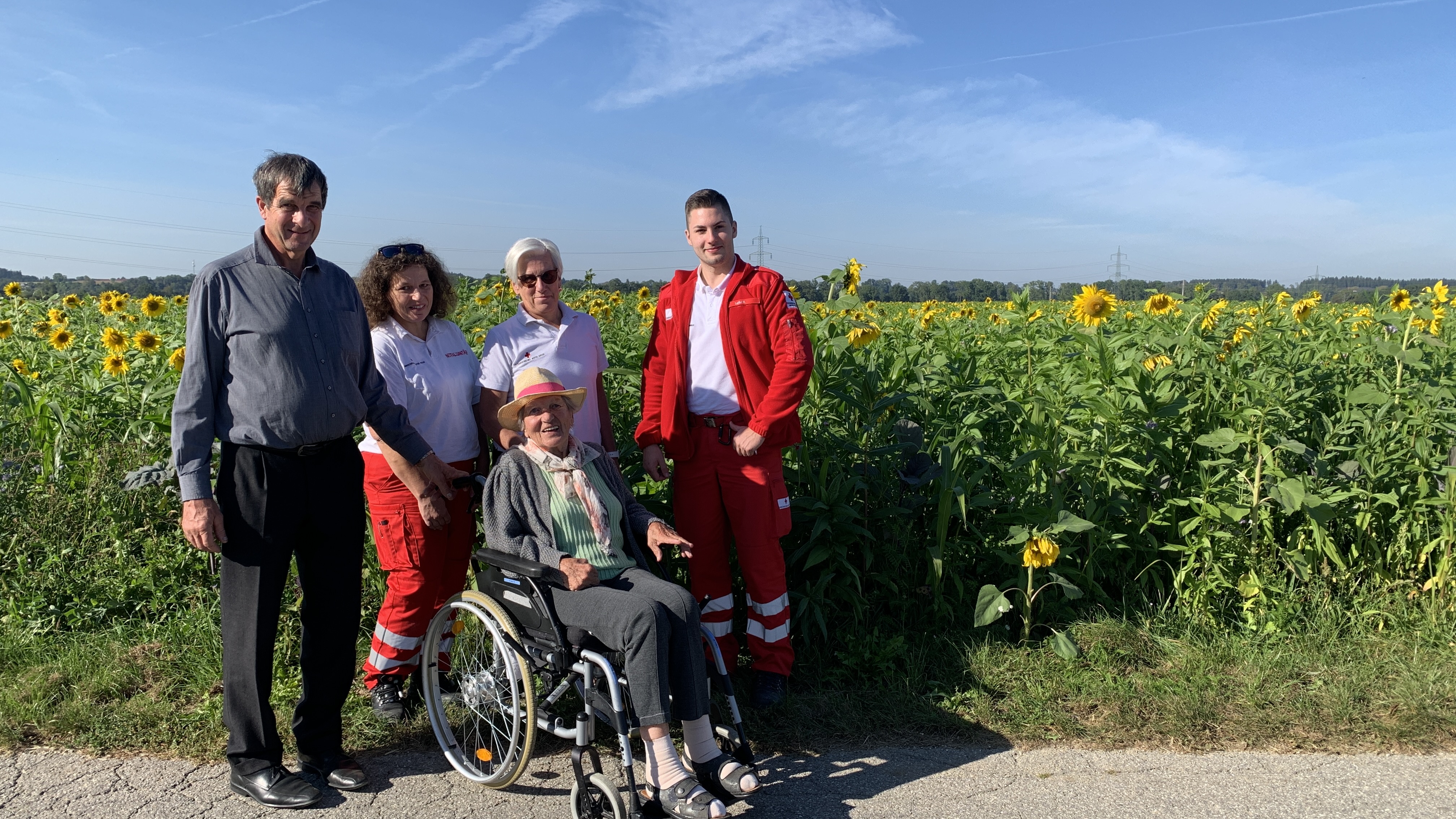 Maria mit RK-Mitarbeitern der Bezirksstelle Steyr-Stadt