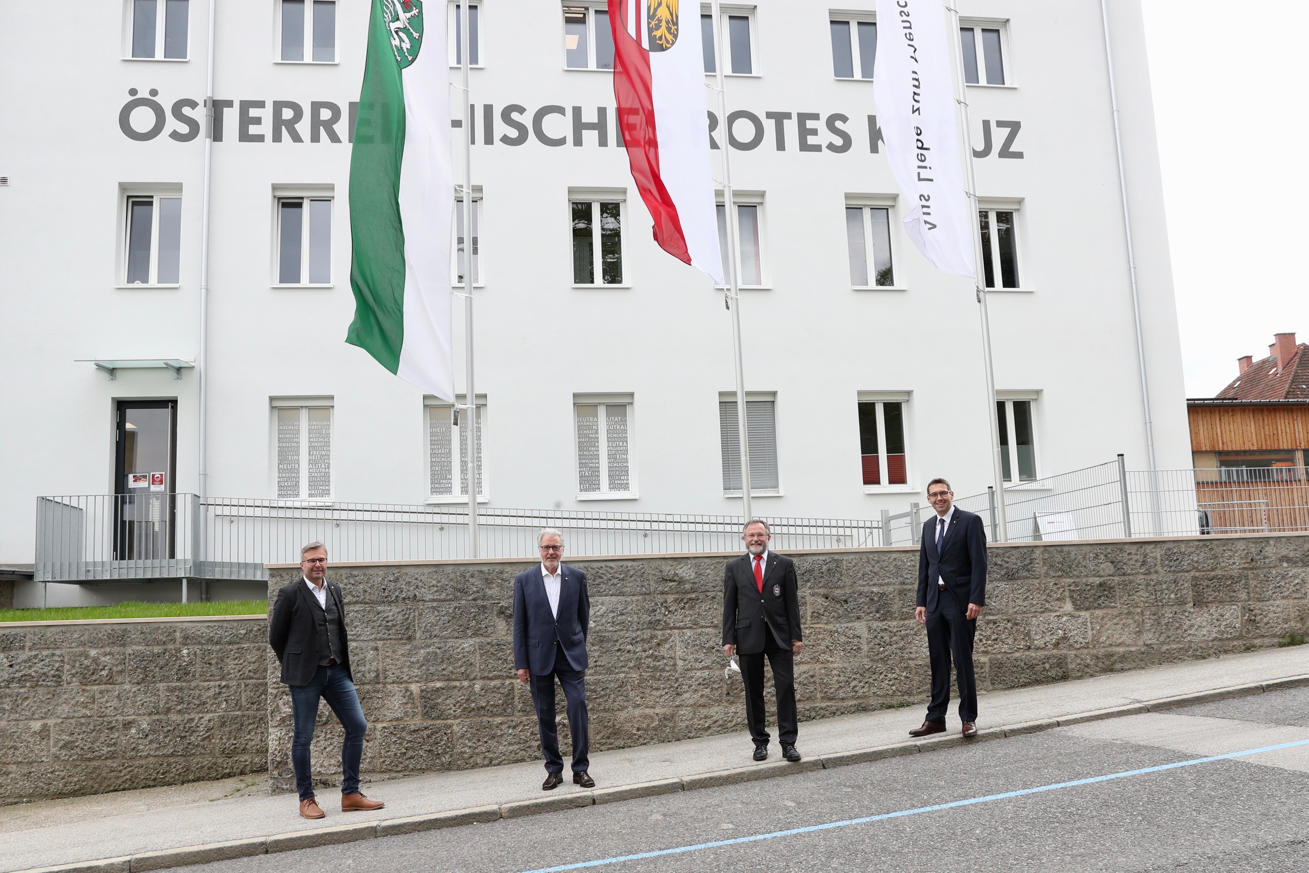 Schlüsselübergabe vor dem neuen Gebäude - © Klaus Mader Schlüsselübergabe vor dem neuen Gebäude