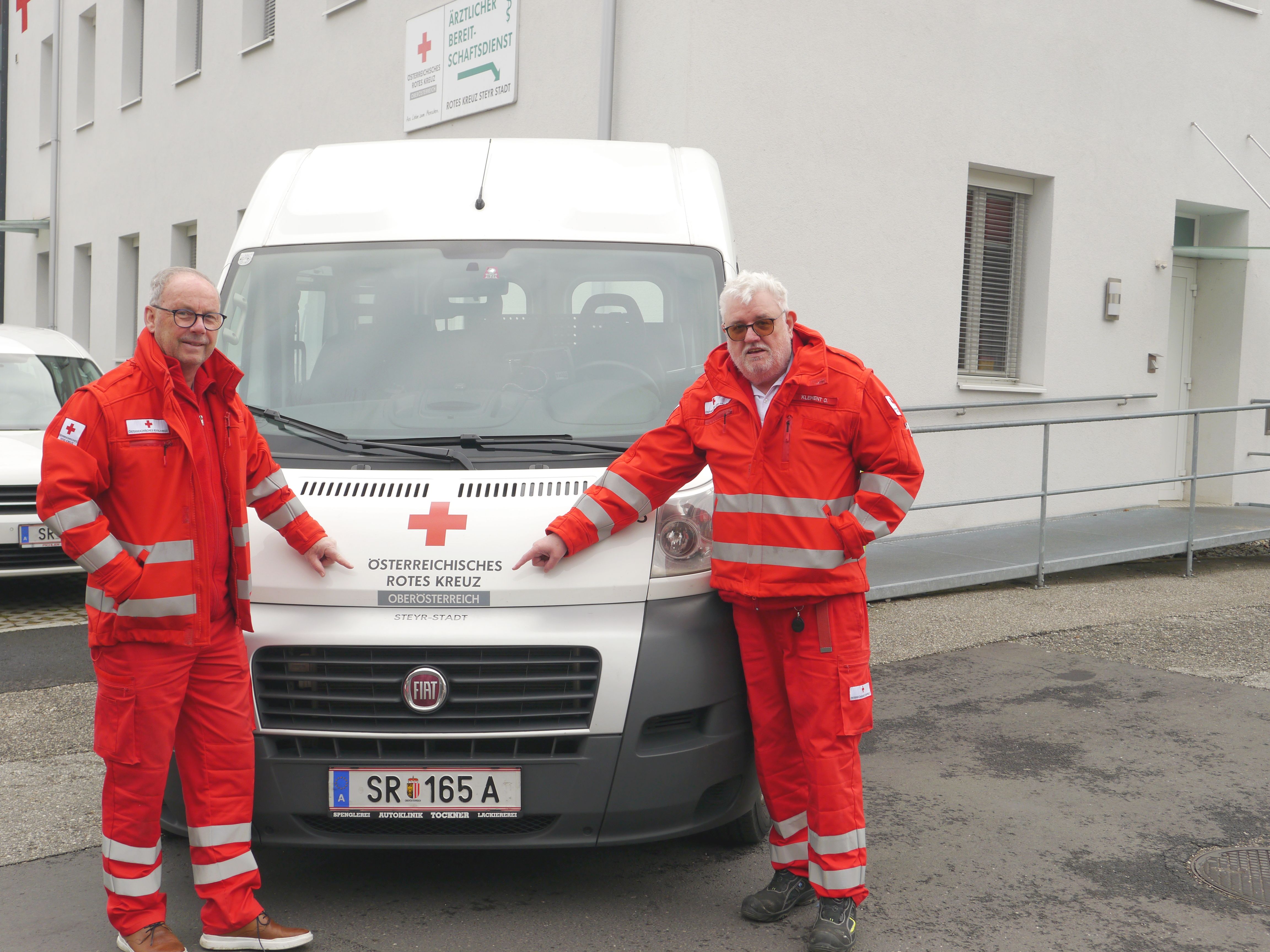 Behindertenfahrdienst Steyr: Gerald Hackl und Otto Klement im Dienst