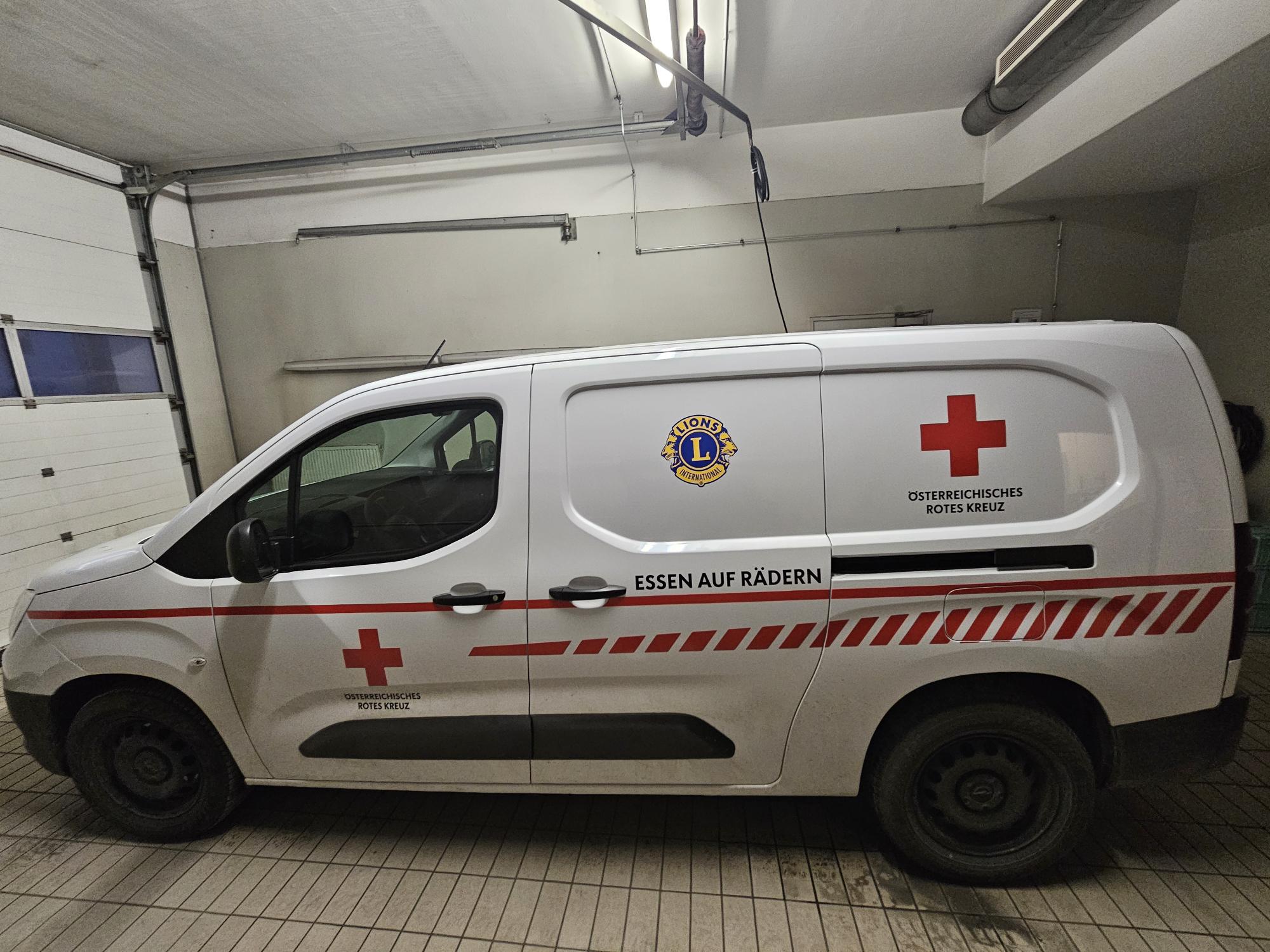 Vertreter des Lions Club Gallneukirchen und Vertreter des Roten Kreuz Gallneukirchen und Urfahr-Umgebung vor dem Essen auf Rädern-Auto