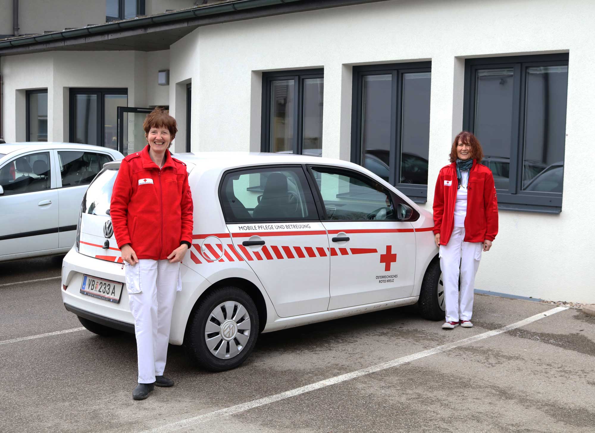© ÖRK / Bianca Fritsch Barbara Pletzenauer und Luise Fürthauer bereit für den Einsatz im Bereich der Mobilen Pflege und Betreuung.