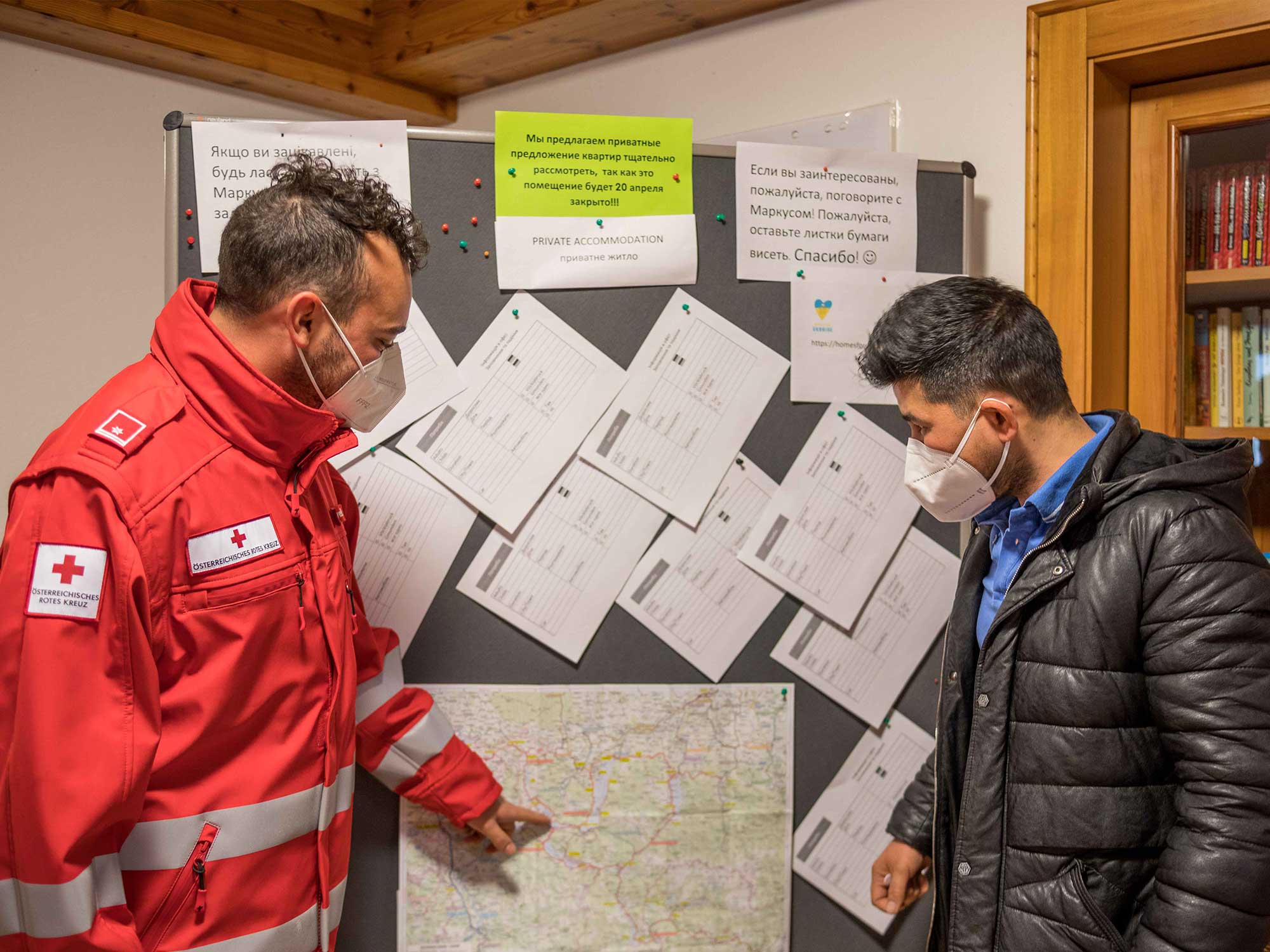 © OÖRK/Vöcklabruck/Huber Die Mitarbeiter:innen vor Ort unterstützen wo sie können und geben Orientierung.