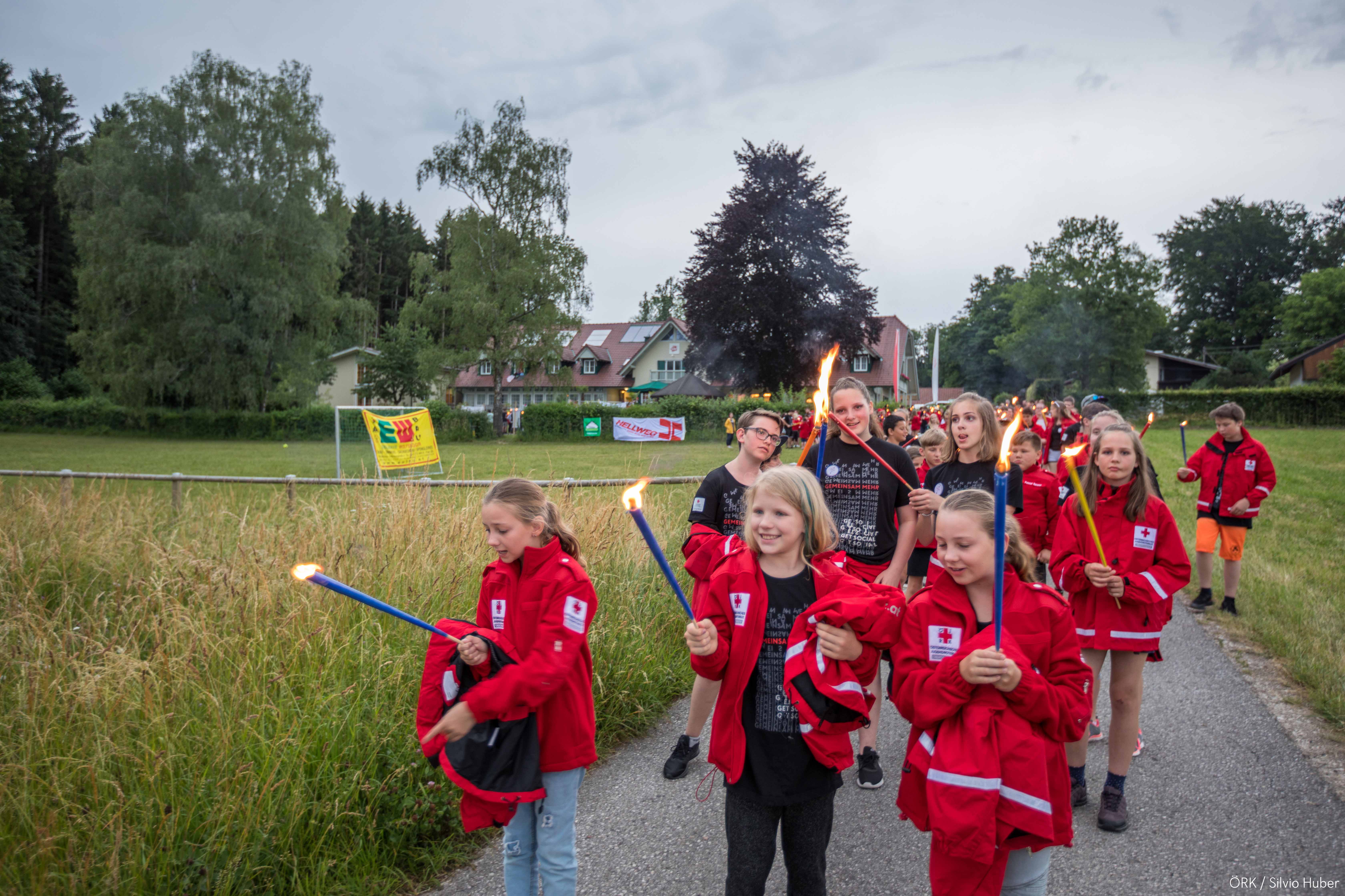 Fackelwanderung - © OÖRK/Vöcklabruck Camps organisieren und die Werte des Roten Kreuzes zu vermitteln sind Teil des FSJ beim Jugendrotkreuz.