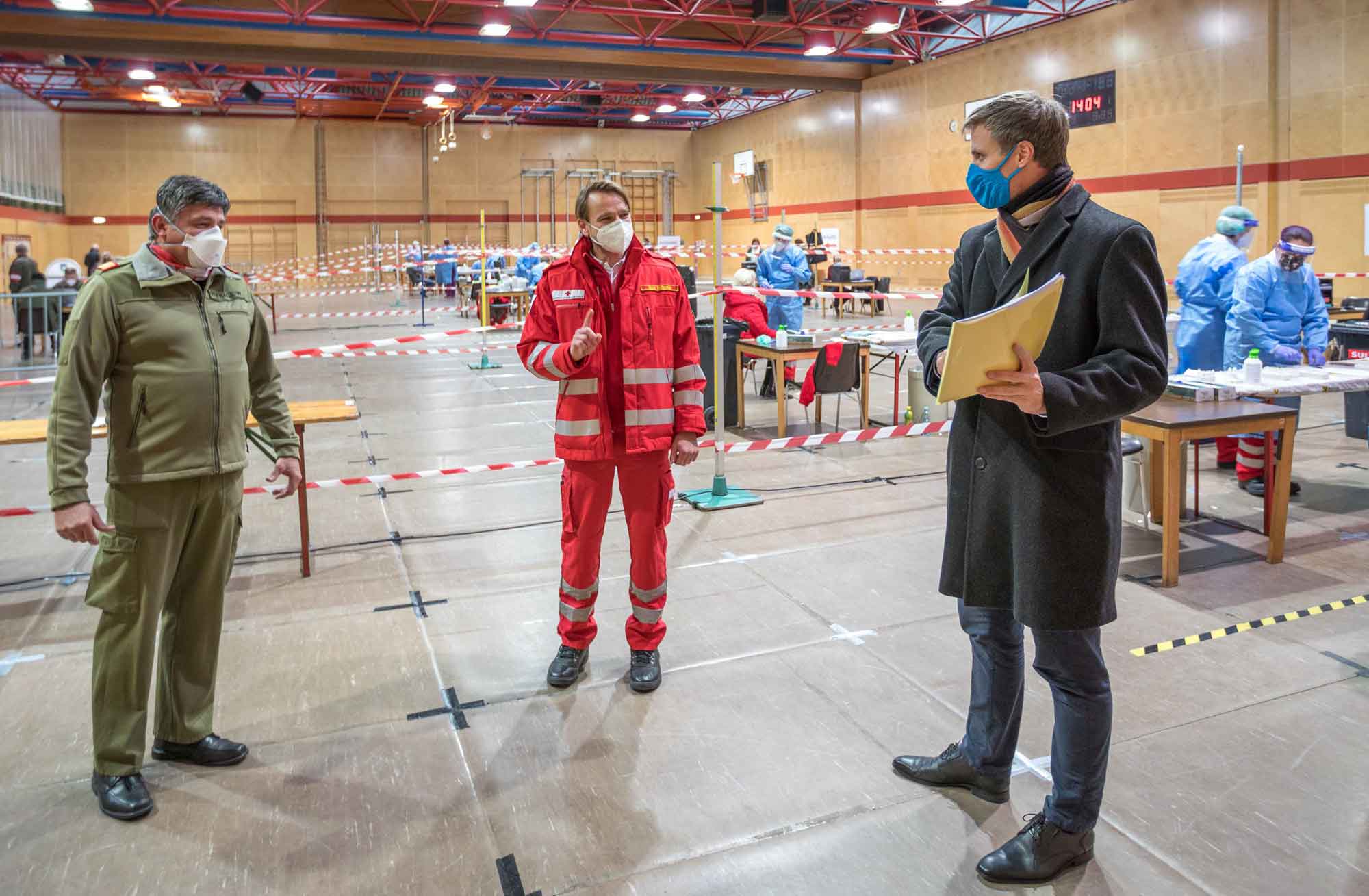 © OÖRK / Silvio Huber Organisationsleiter Bezirksfeuerwehrkommandant Wolfgang Hufnagl, Gerald Schuster und Johannes Beer im Gespräch.