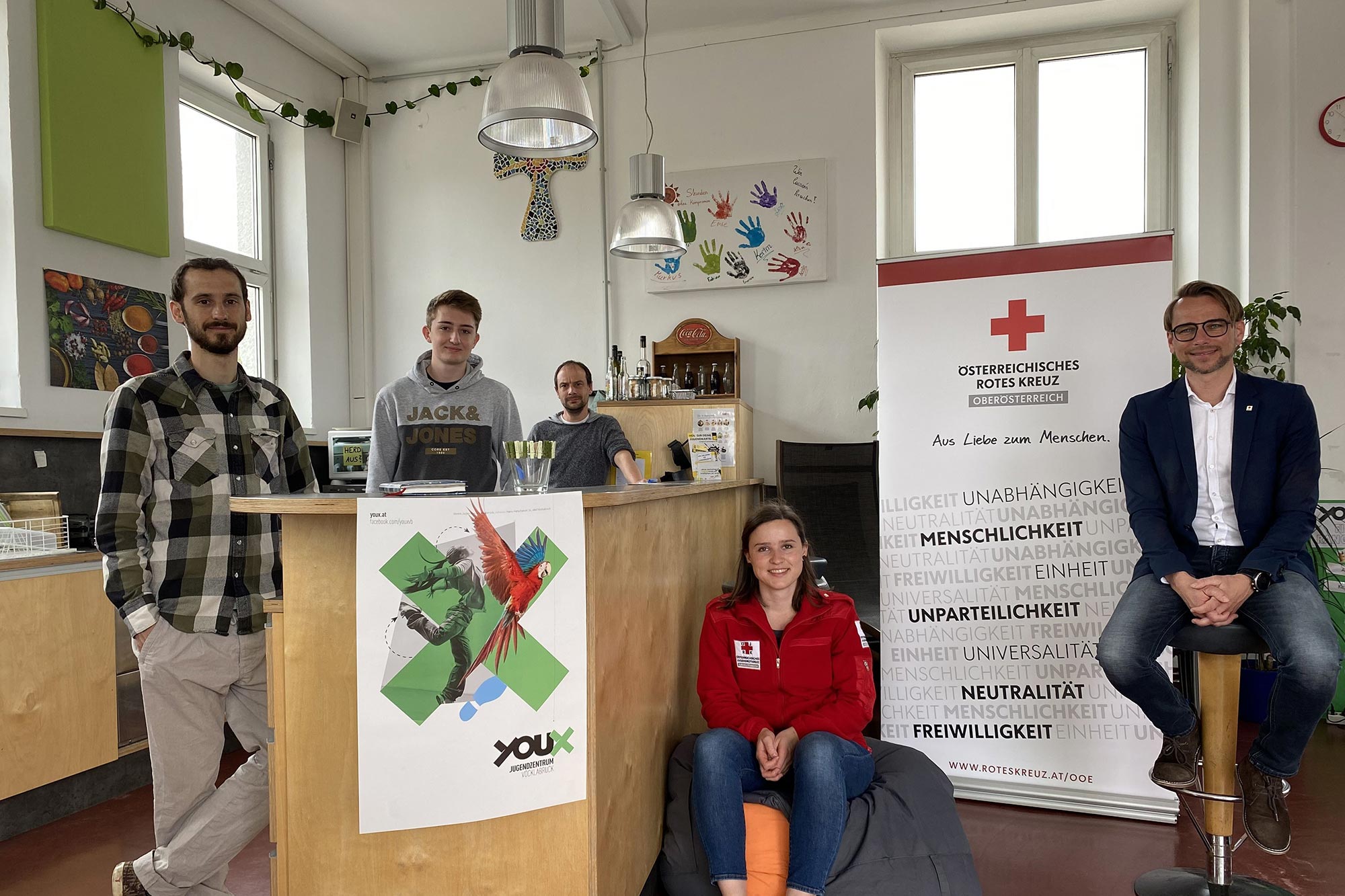 von li nach re: Aaron Dellacher (Jugendleiter youX), Fabian Hofmair (FSJ, Jugendleiter youX), Andreas Eder (Leiter Jugendzentrum youX), Magdalena Bachinger (Bezirksjugendkoordinatorin Rotes Kreuz), Gerald Schuster (Bezirksgeschäftsleiter Rotes Kreuz)