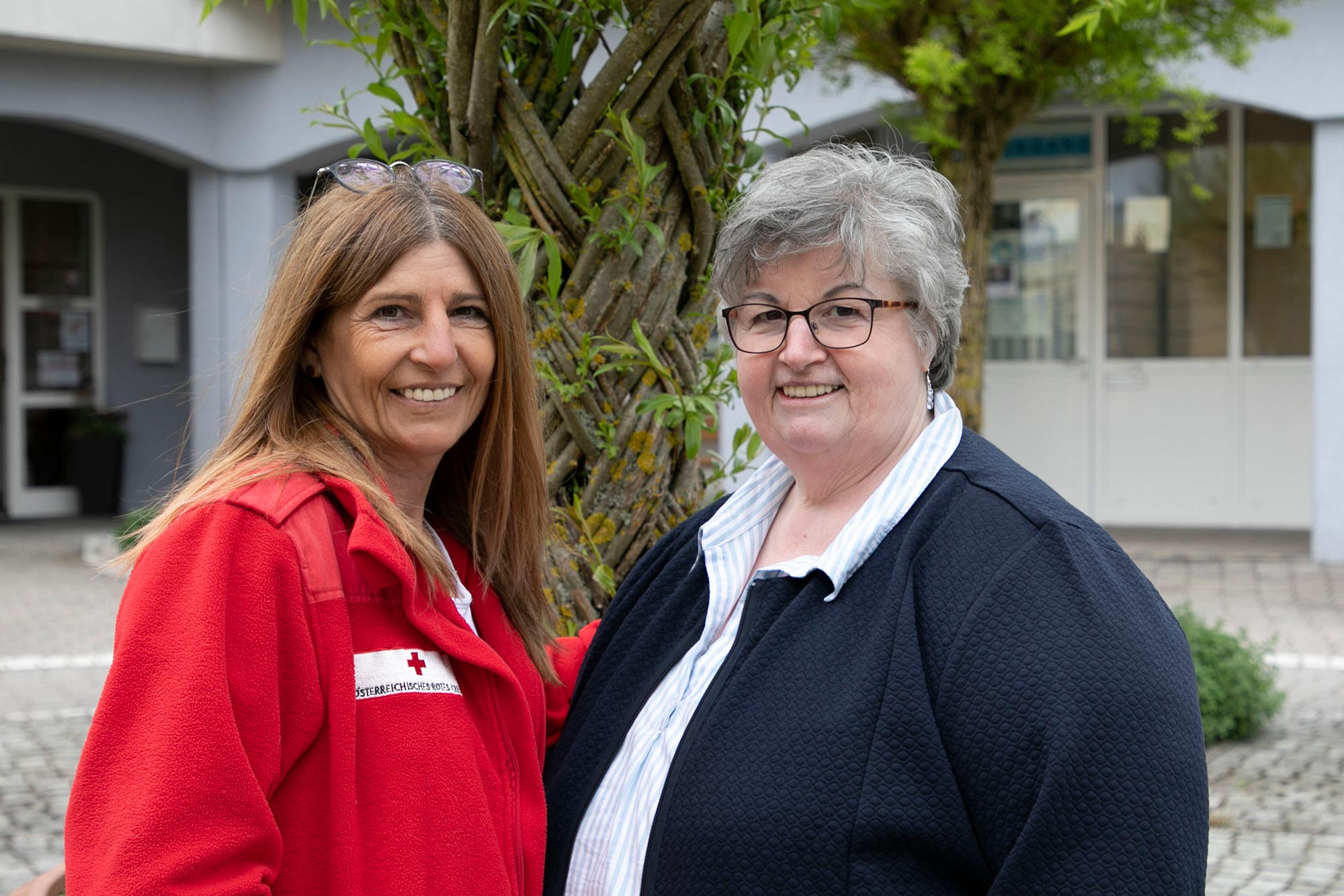 Foto: OERK: Petra Haas (Mitarbeiterin Seniorenzentrum Regauer Lauben, Rotes Kreuz) und Gabi Reither (Leiterin Seniorenzentrum Regauer Lauben, Rotes Kreuz)