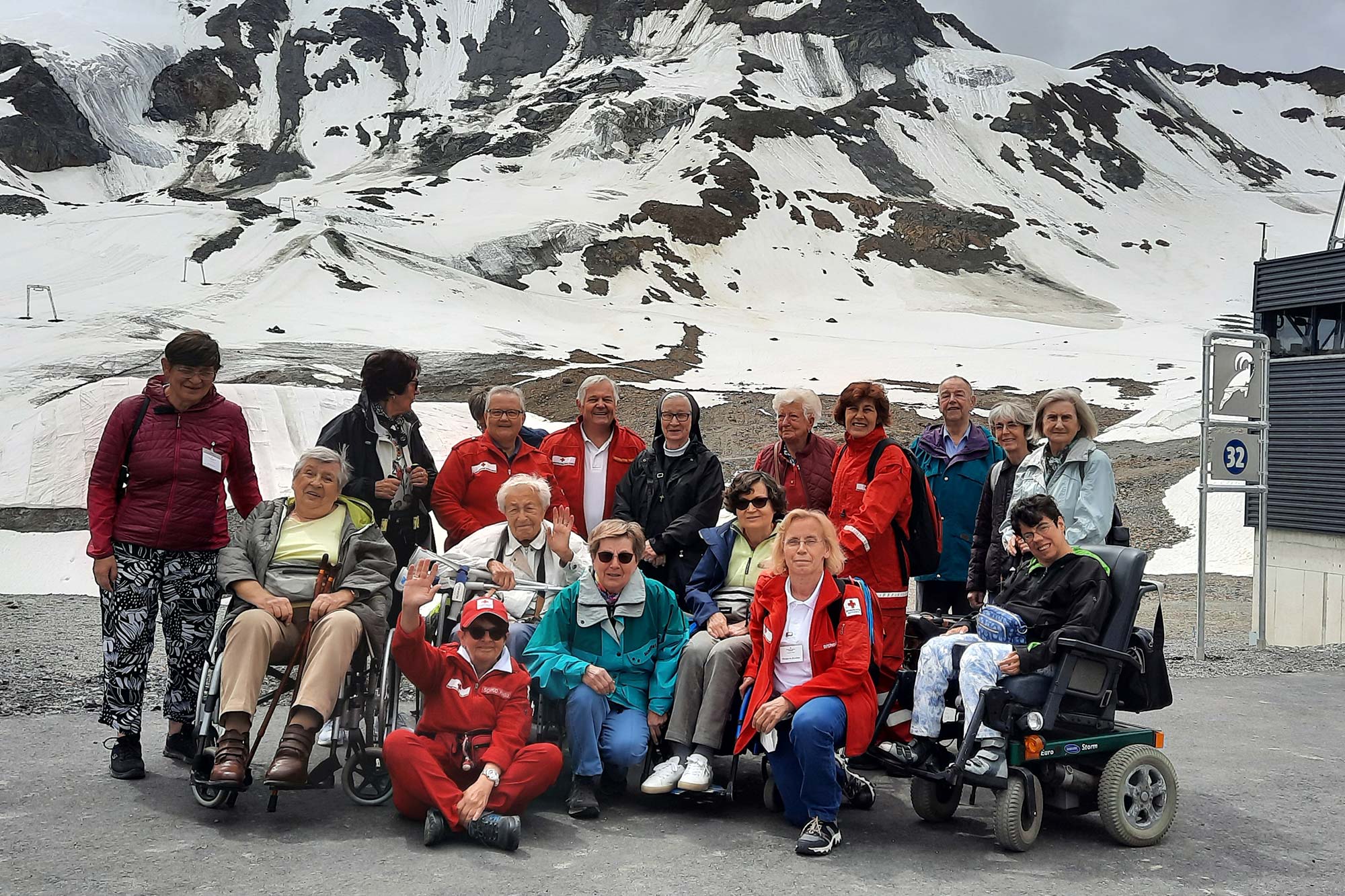 © OÖRK / honorarfrei Mit einem Sicherheitsnetz im Gepäck lässt es sich für die Teilnehmer:innen der Betreuten Reisen ganz entspannt urlauben.