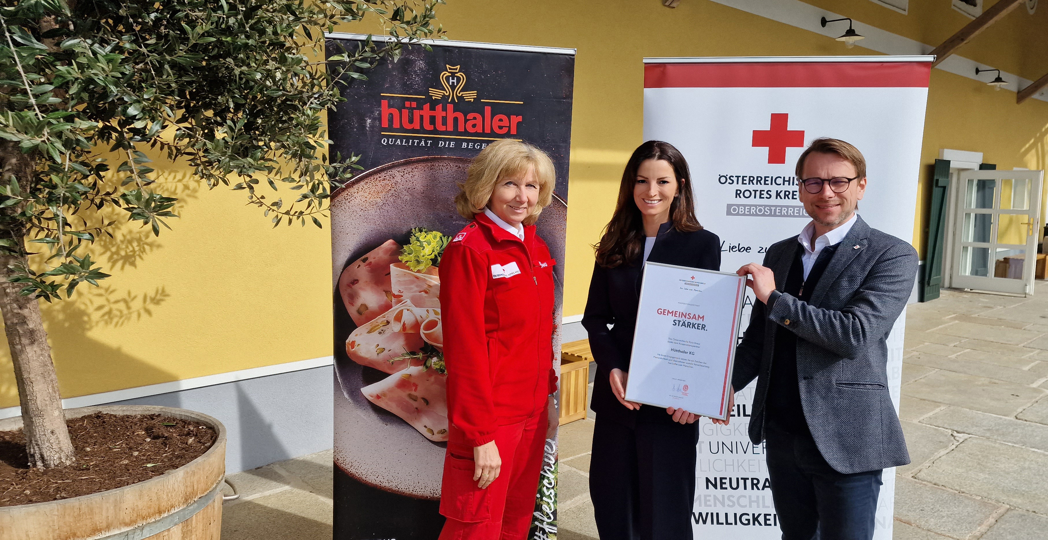 Partnerschaft_Huetthaler - © OÖRK/Vöcklabruck Ilse Seufer-Wasserthal, Dagmar Hütthaler (Mitte) und Gerald Schuster stärken der Krisenintervention mit dieser Partnerschaft den Rücken.