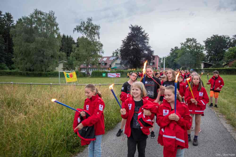 JRK Fackelwanderung - © OÖRK/Vöcklabruck Camps und Bewerbe organisieren ist Teil der Arbeit im FSJ.