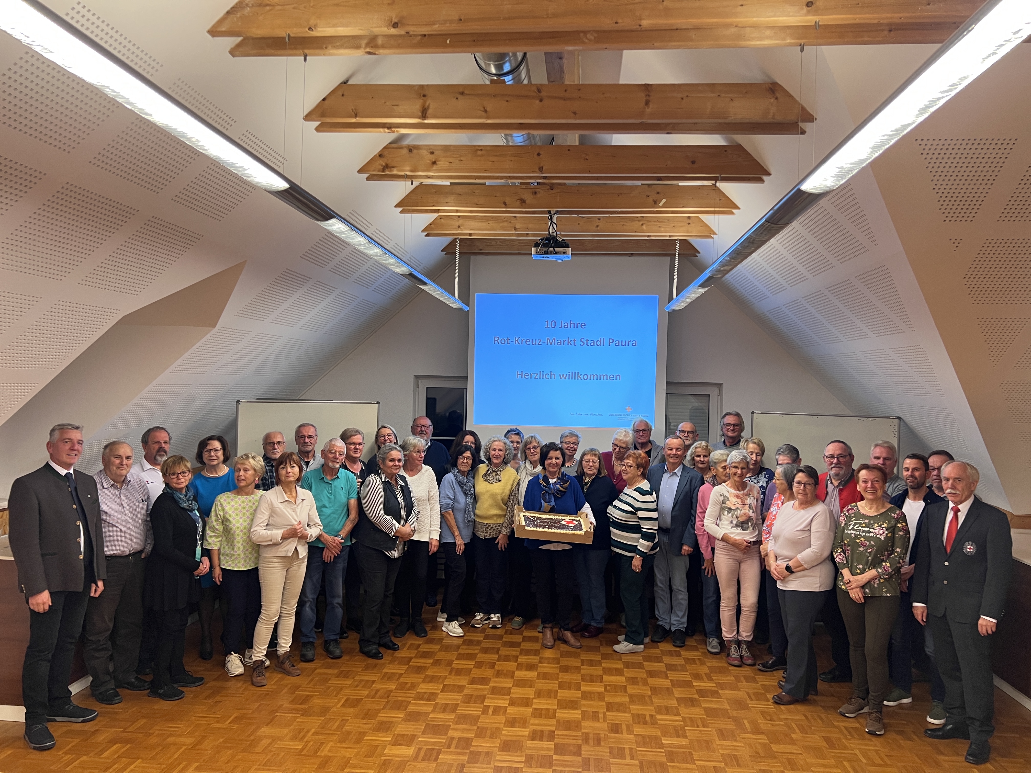 Gruppenfoto bei der Geburtstagsfeier des RK Markts Stadl-Paura