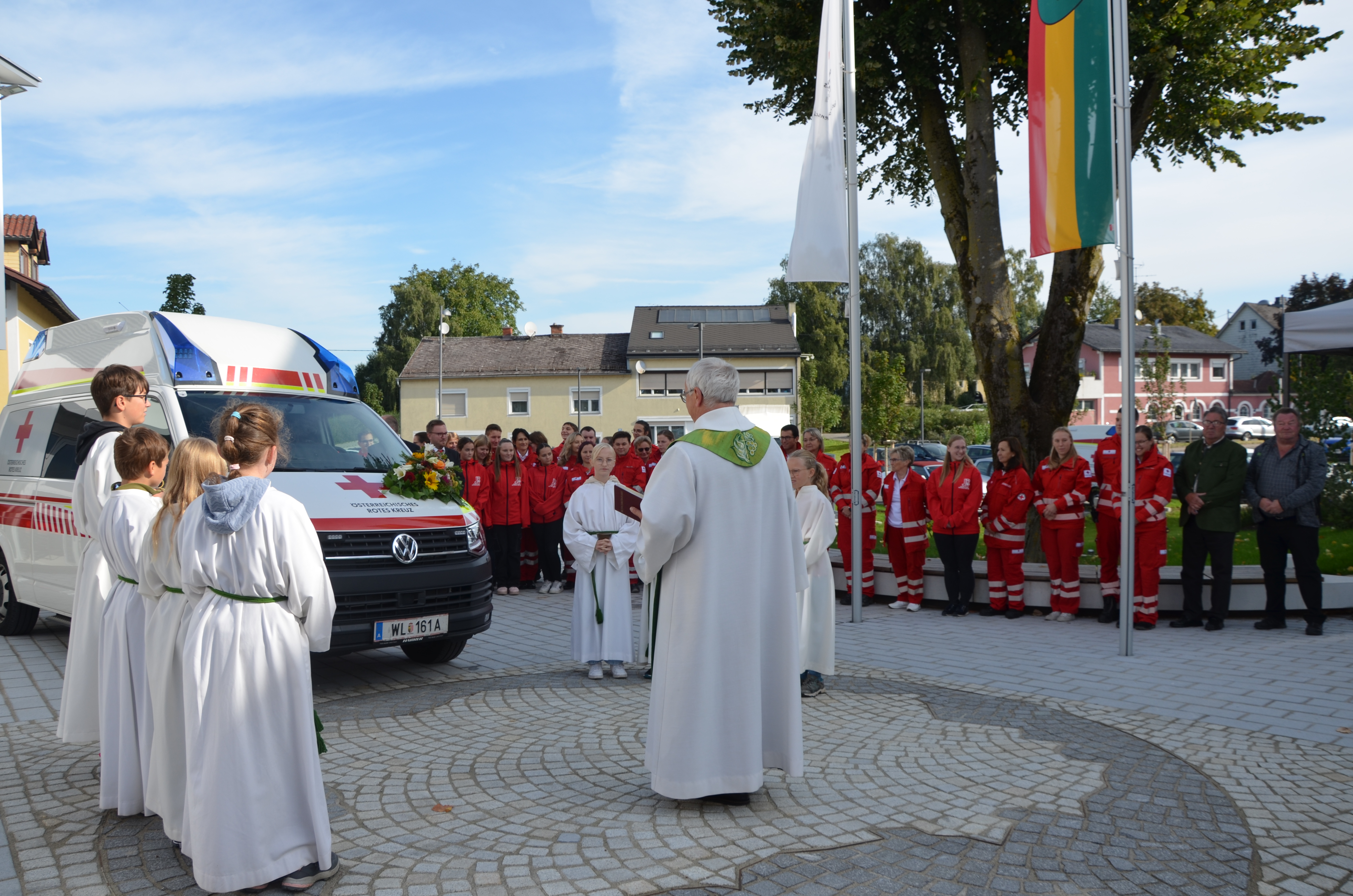 Priester segnet ein Rettungsfahrzeug der Ortsstelle Sattledt