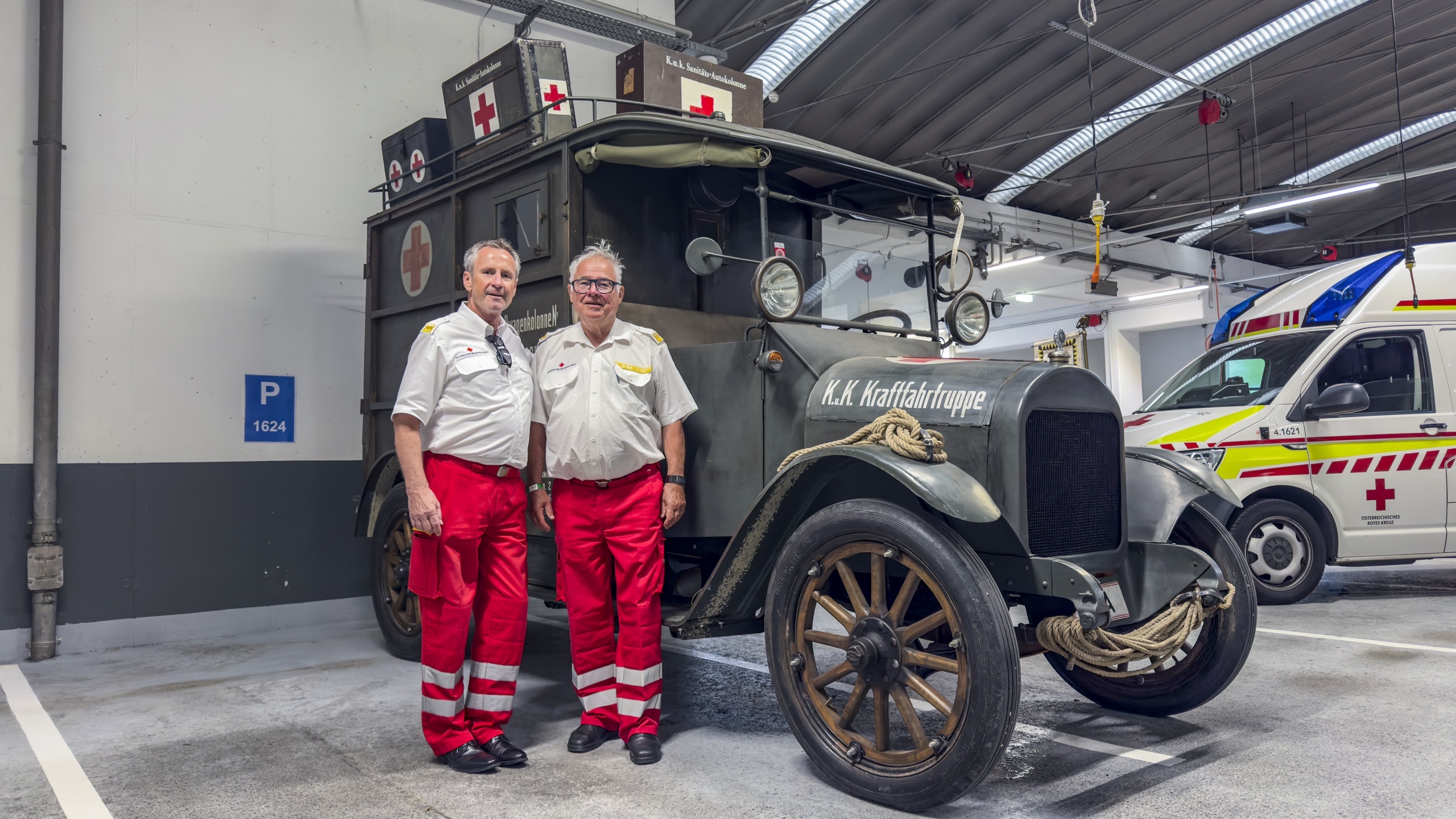 Offiziere vor historischem Fahrzeug