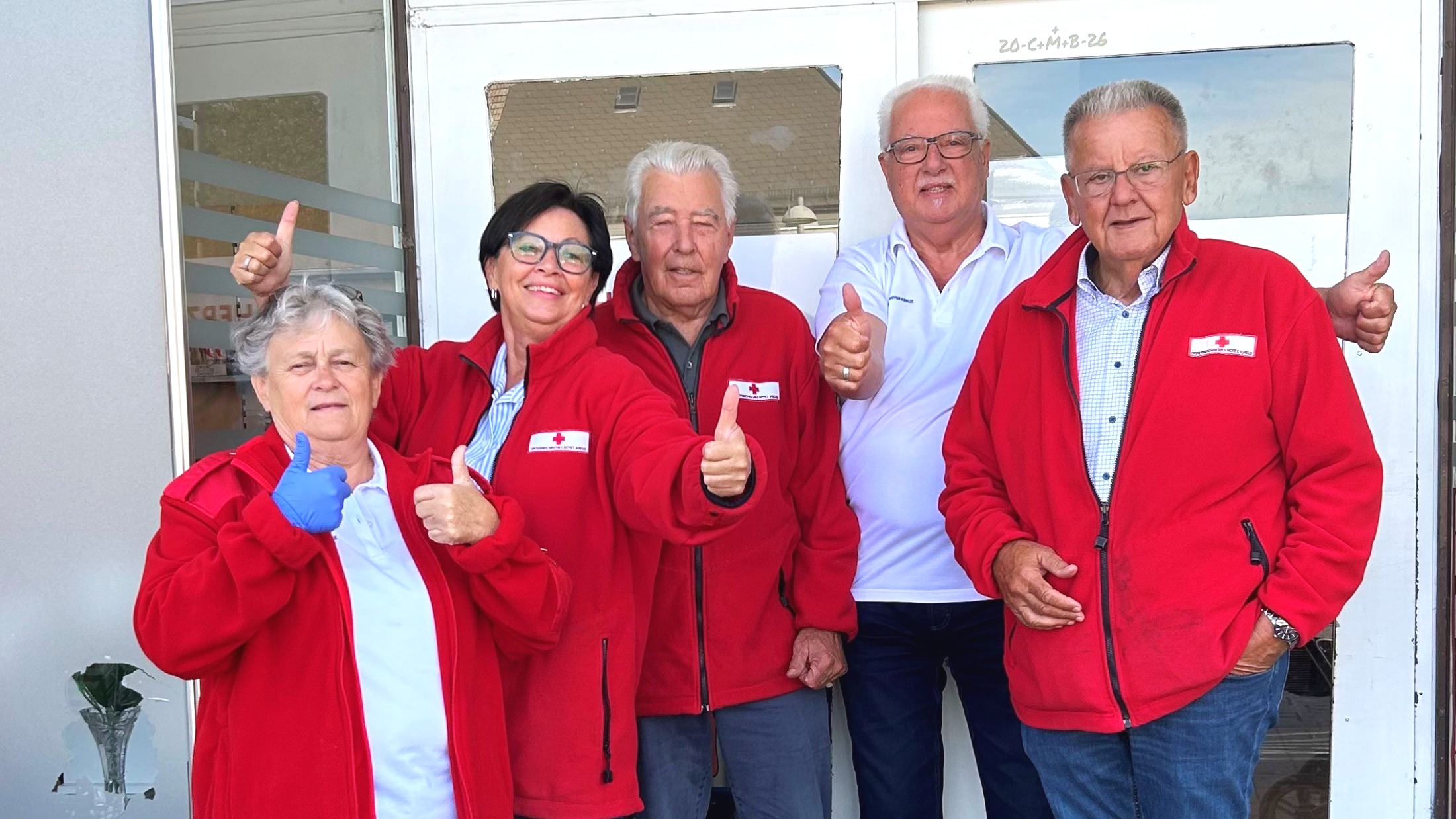 Team des Rotkreuz Markts Marchtrenk vor dem Markt