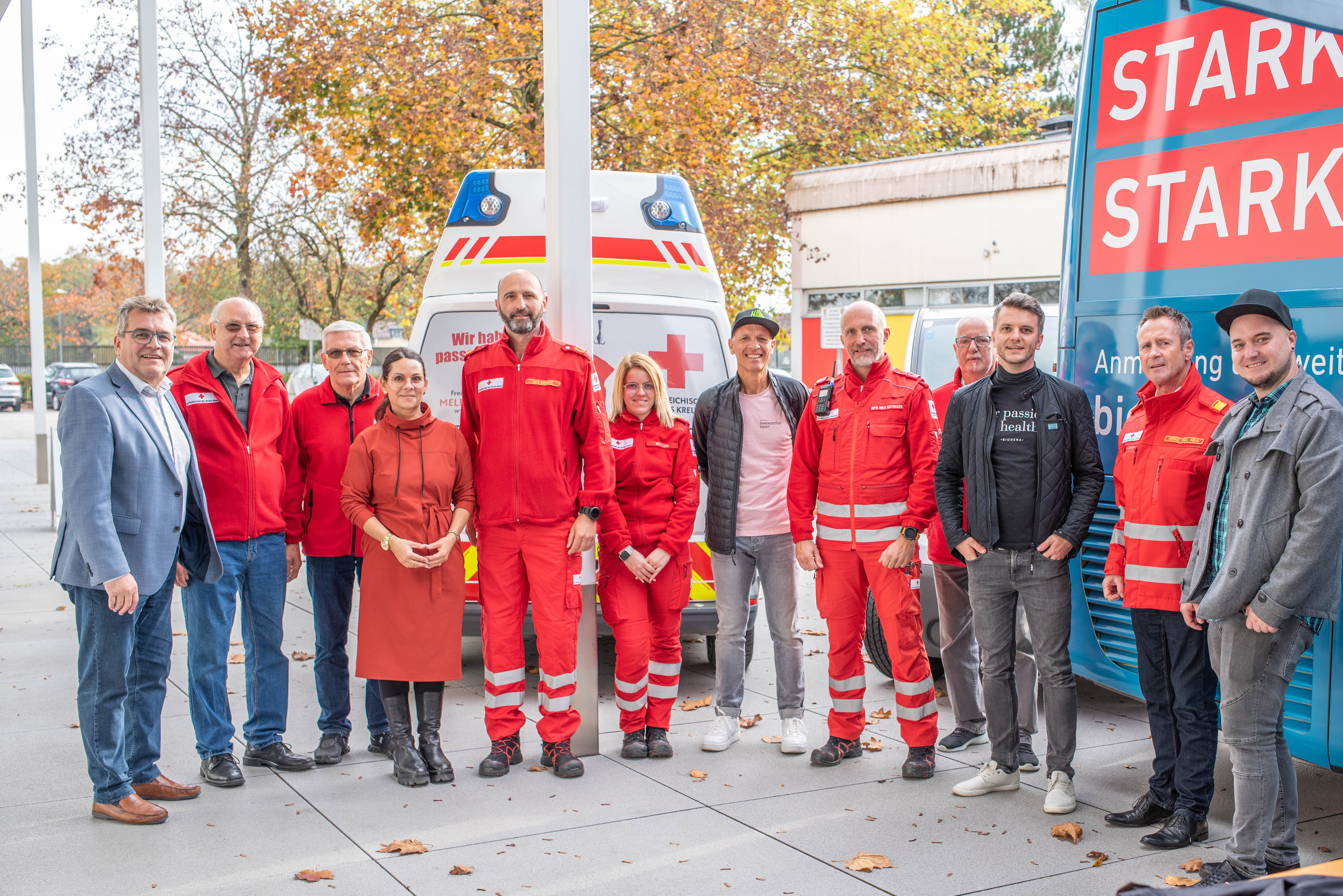 © Biogena Gruppenbild neben dem Knochendichte-Messbus