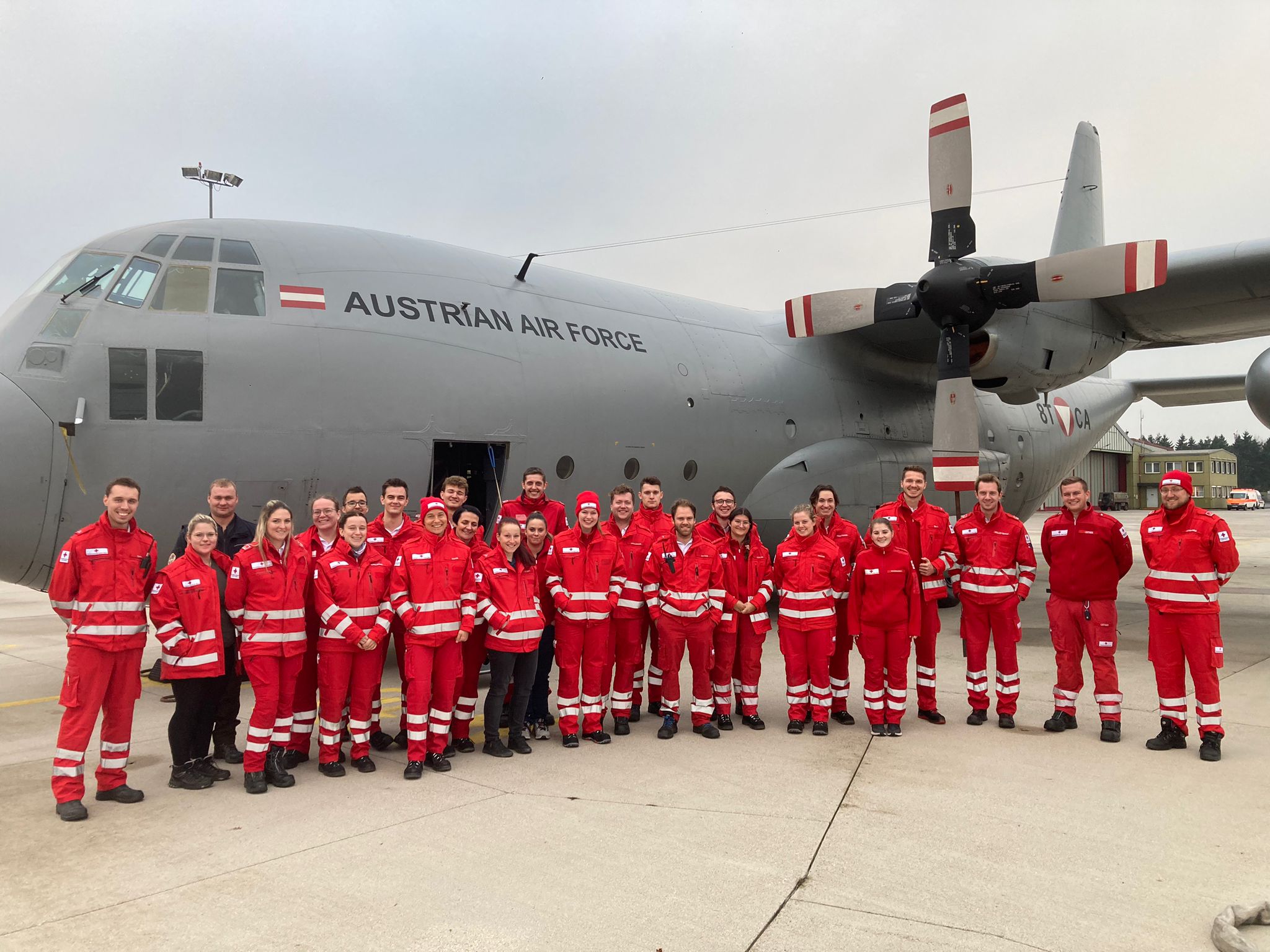 © Rotes Kreuz Gruppenfoto vor einer Transportmaschine des Bundesheeres