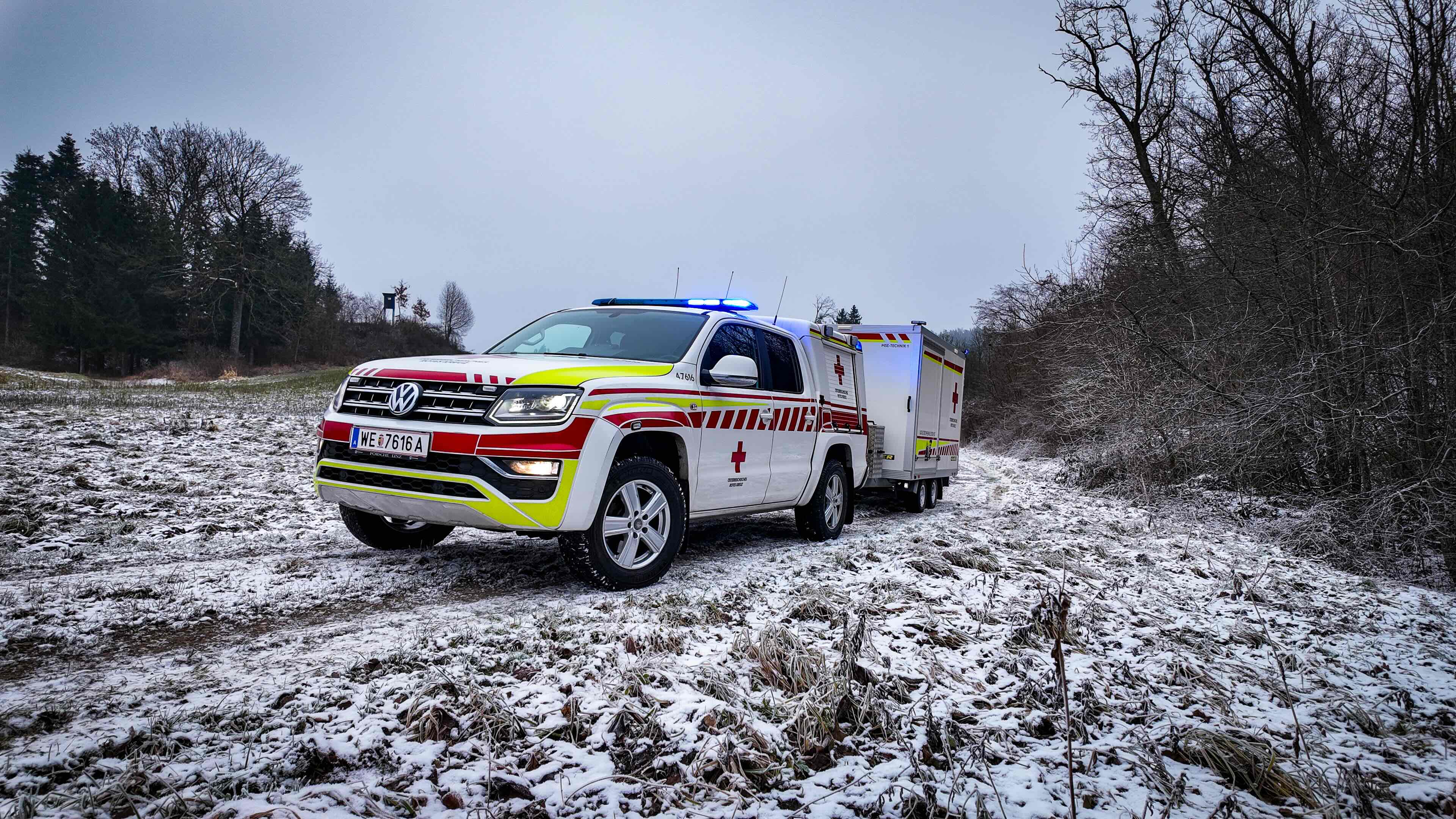 VW Amarok im RK-Design mit Anhänger am Waldrand