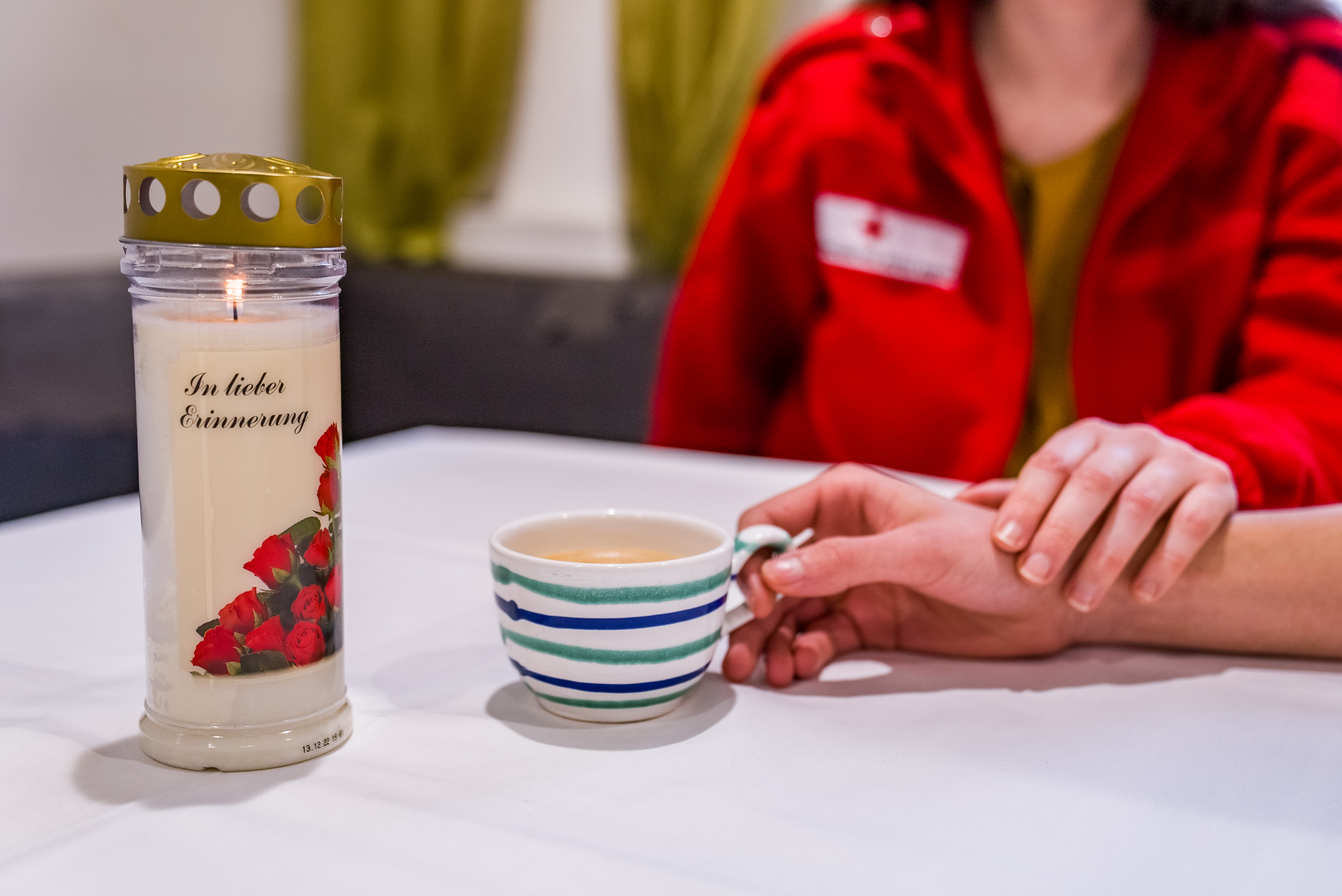 © Paul Sihorsch Mitarbeiterin begleitet Trauernden bei eine Kaffee