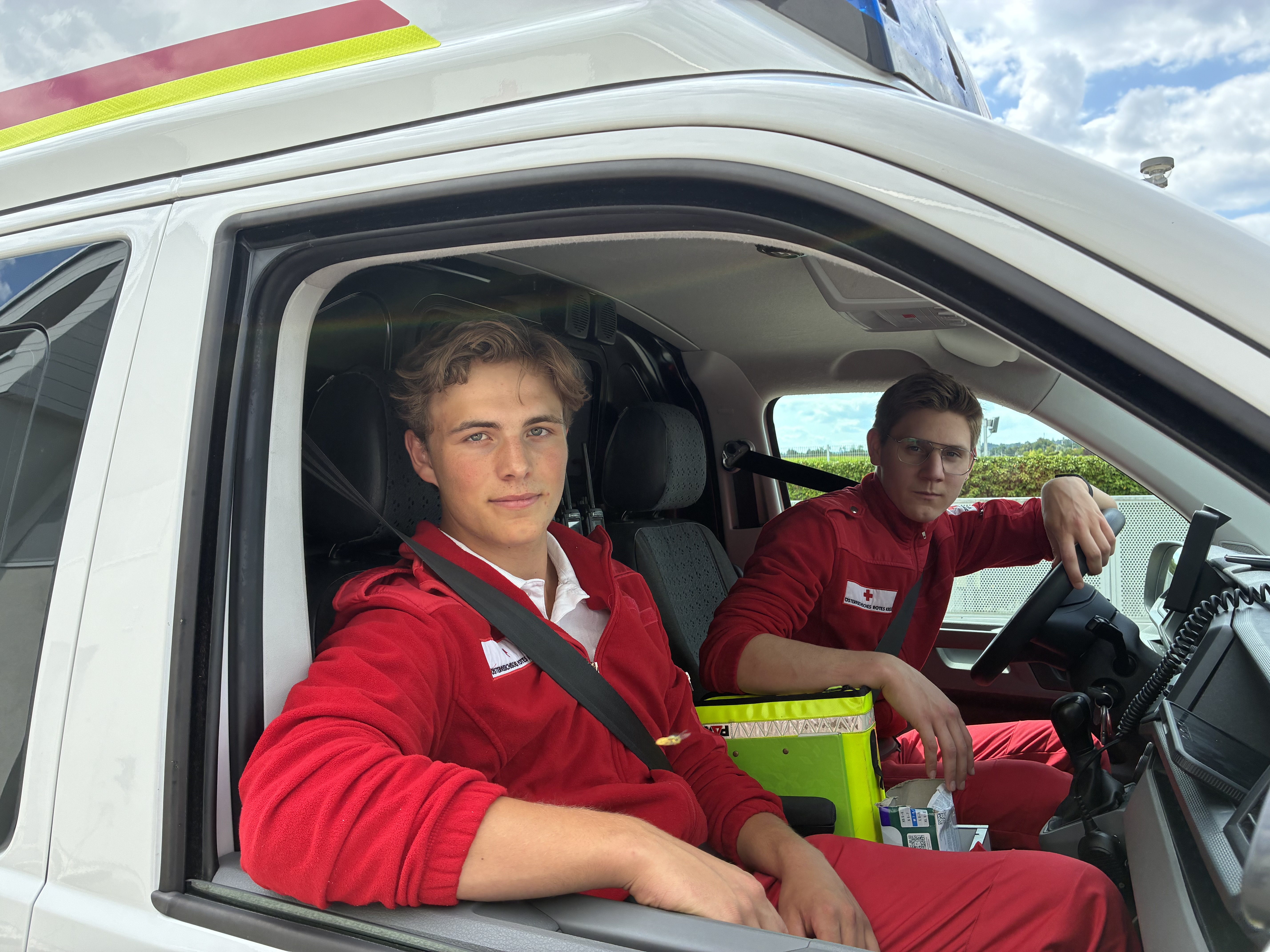Die Zivildiener David Zoister (l.) und Florian Hainbucher