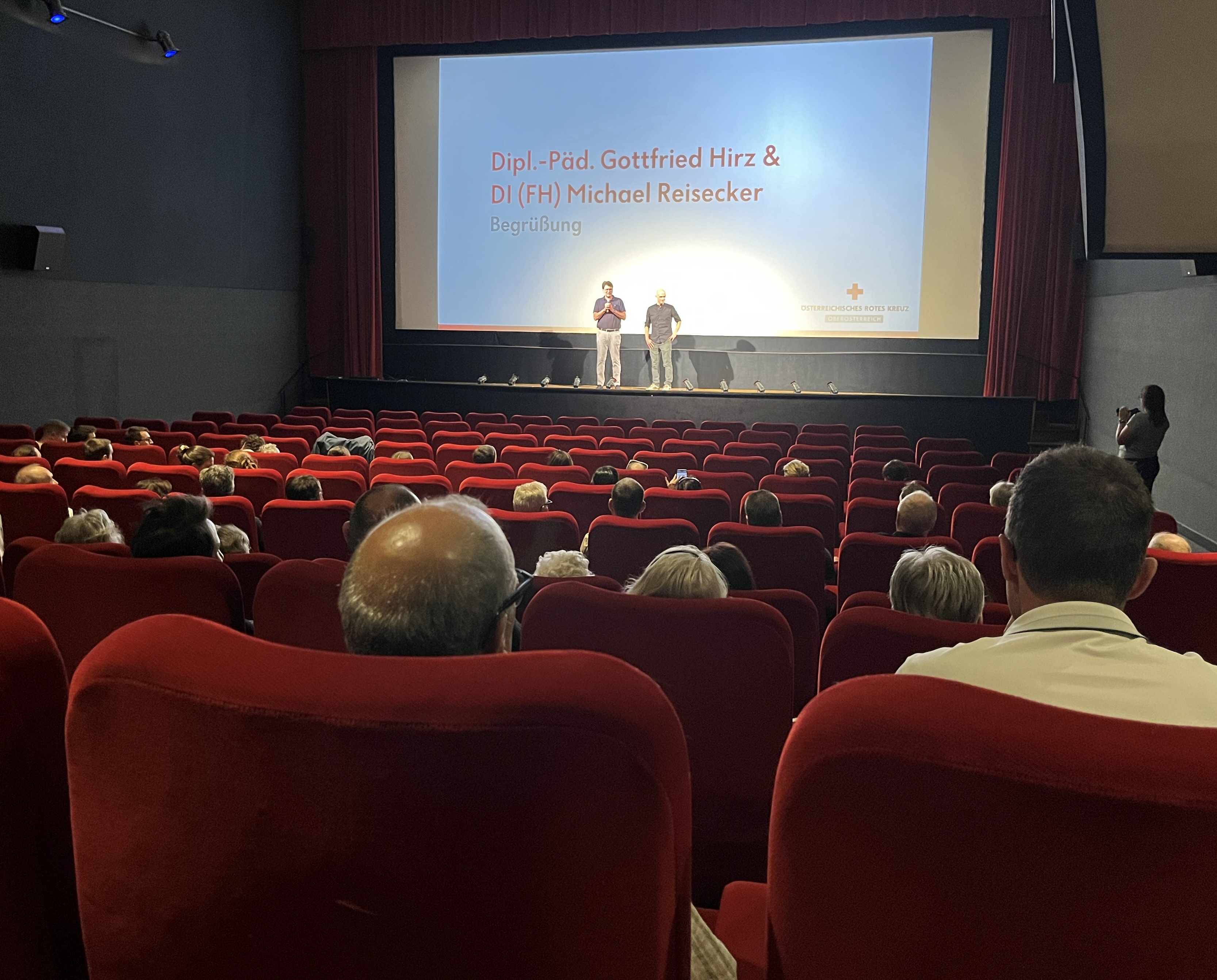 OÖ. Rotkreuz-Präsident Gottfried Hirz und Regisseur Michael Reisecker begrüßten rund 100 Mitarbeitende des OÖ. Roten Kreuzes bei der Vorpremiere.