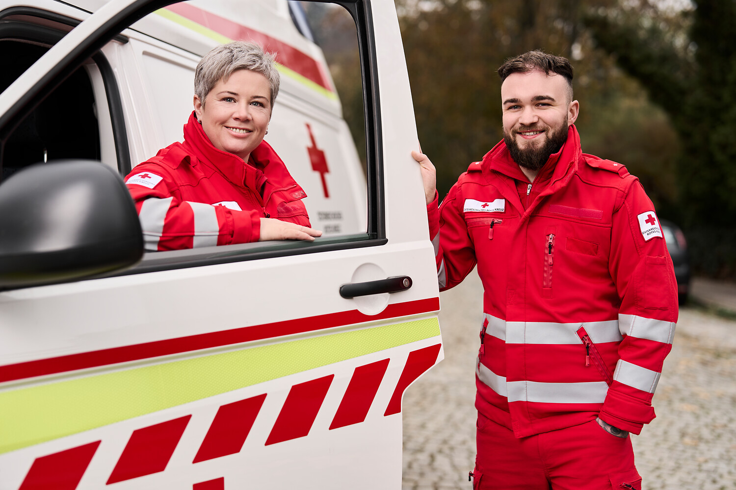 . Im OÖ. Roten Kreuz engagieren sich mehr als 2.100 berufliche und über 25.000 freiwillige Mitarbeitende in unterschiedlichsten Bereichen, beispielsweise im Rettungsdienst.