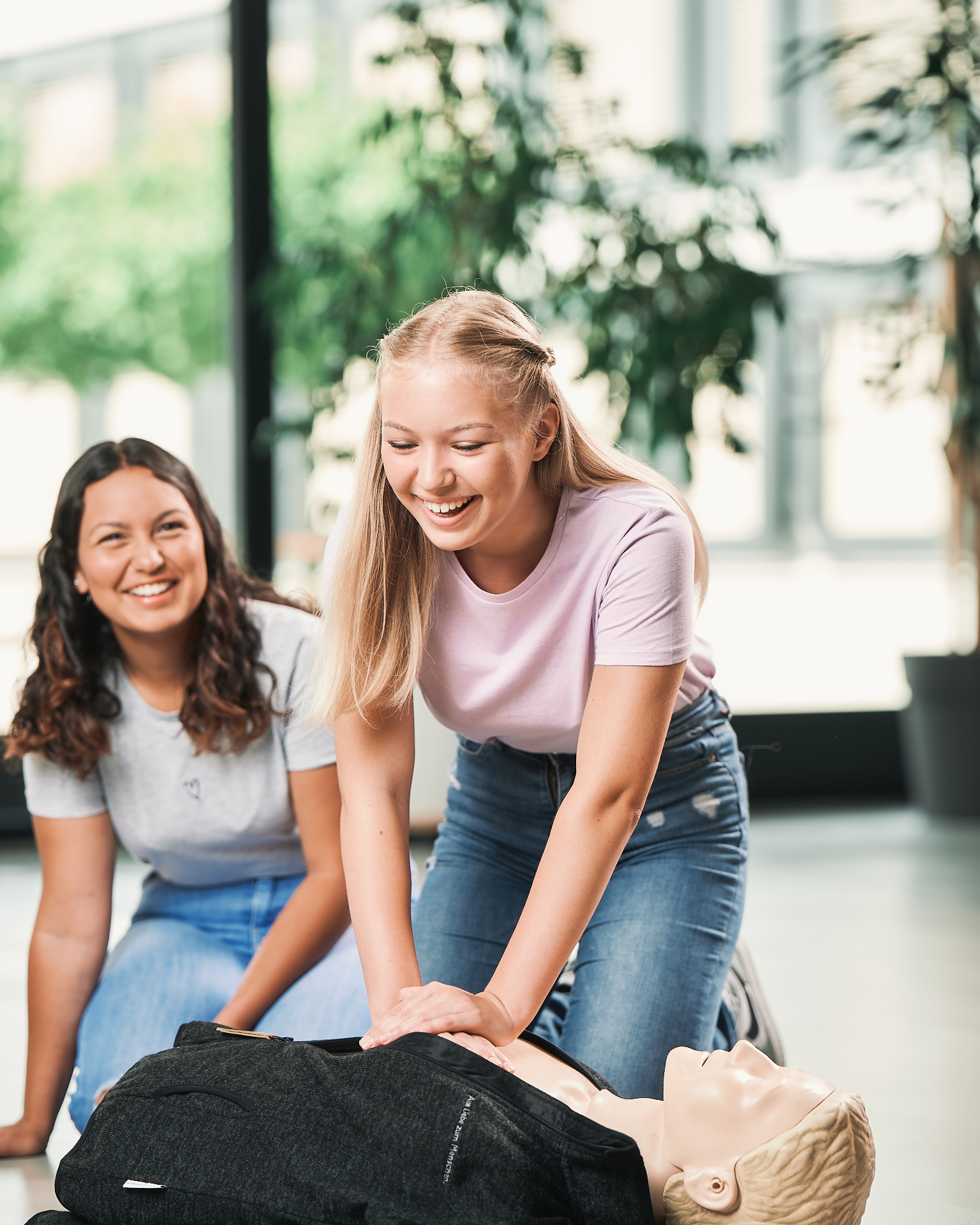Rund 5.500 Schülerinnen und Schüler trainierten seit Schulbeginn mit dem OÖ. Jugendrotkreuz die Herzdruckmassage, um im Ernstfall rasch helfen zu können.